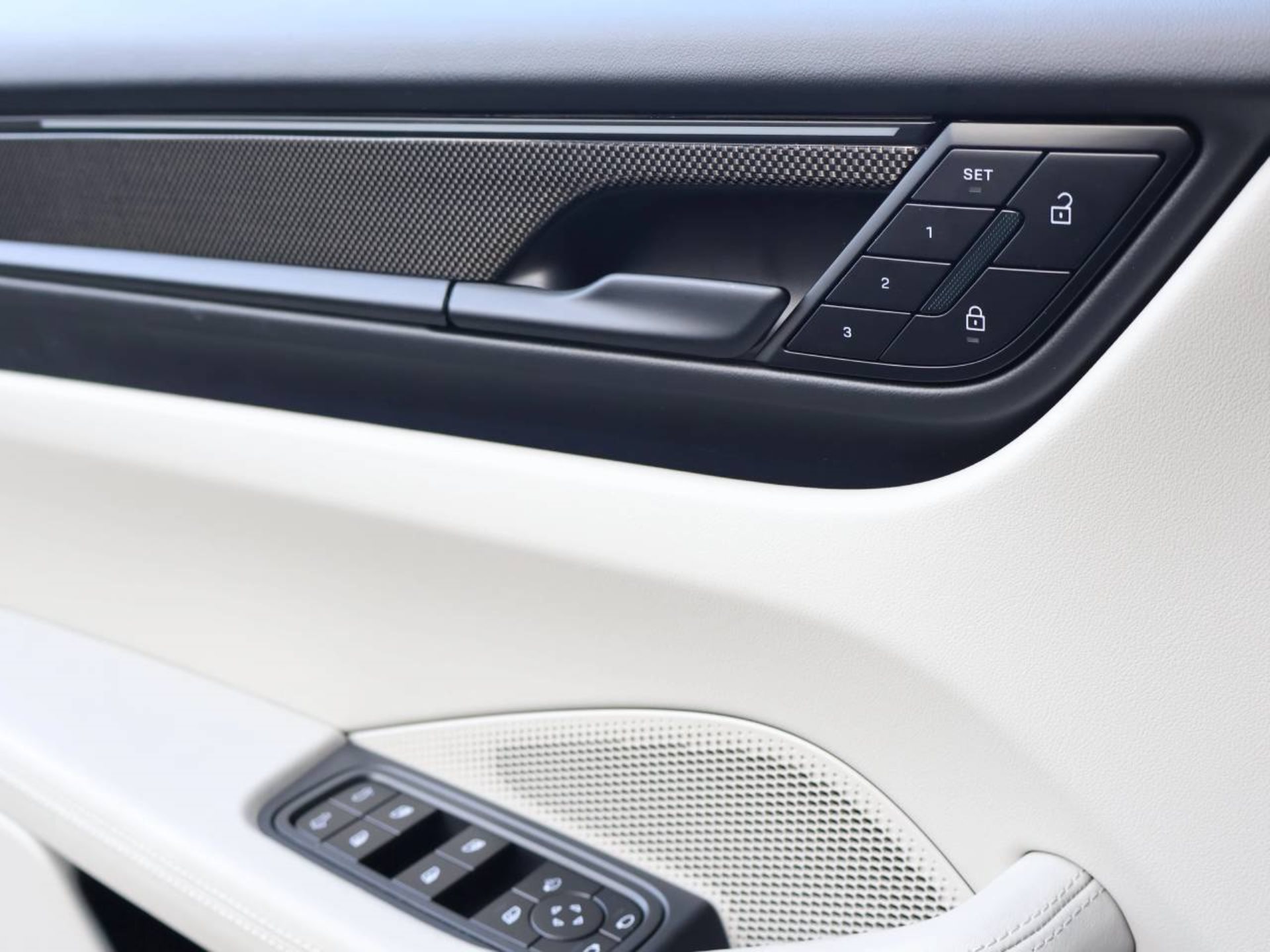 PORSCHE Macan Turbo-image-27