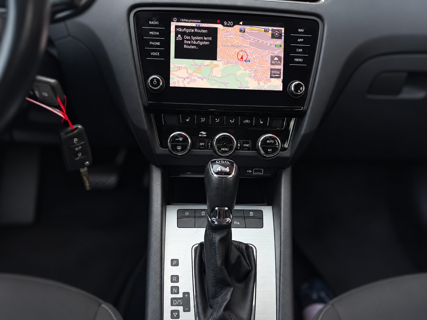 SKODA Octavia Combi 2.0 TDI Clever 4x4-image-11
