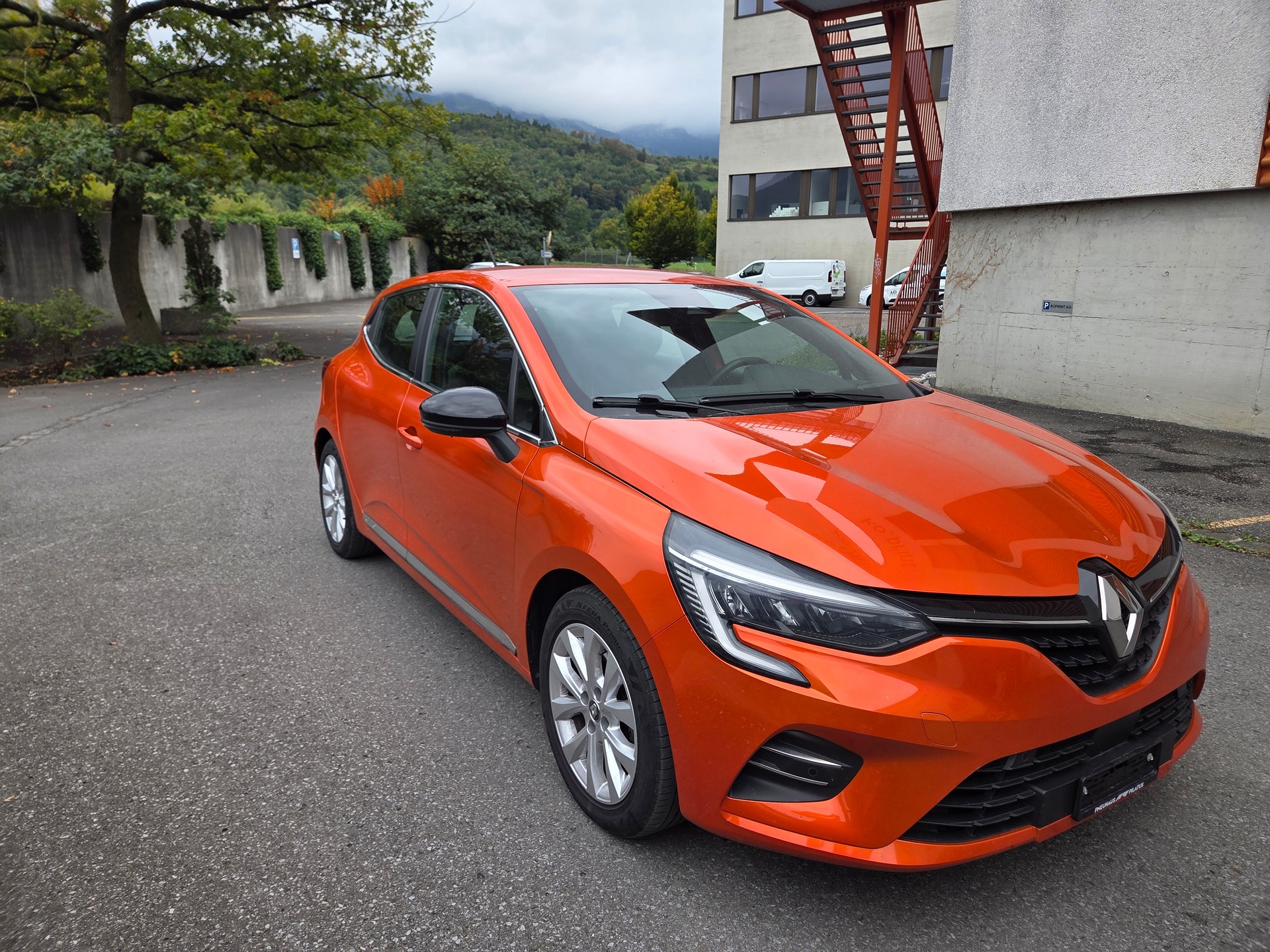 RENAULT Clio 1.6 E-Tech Intens-image-1