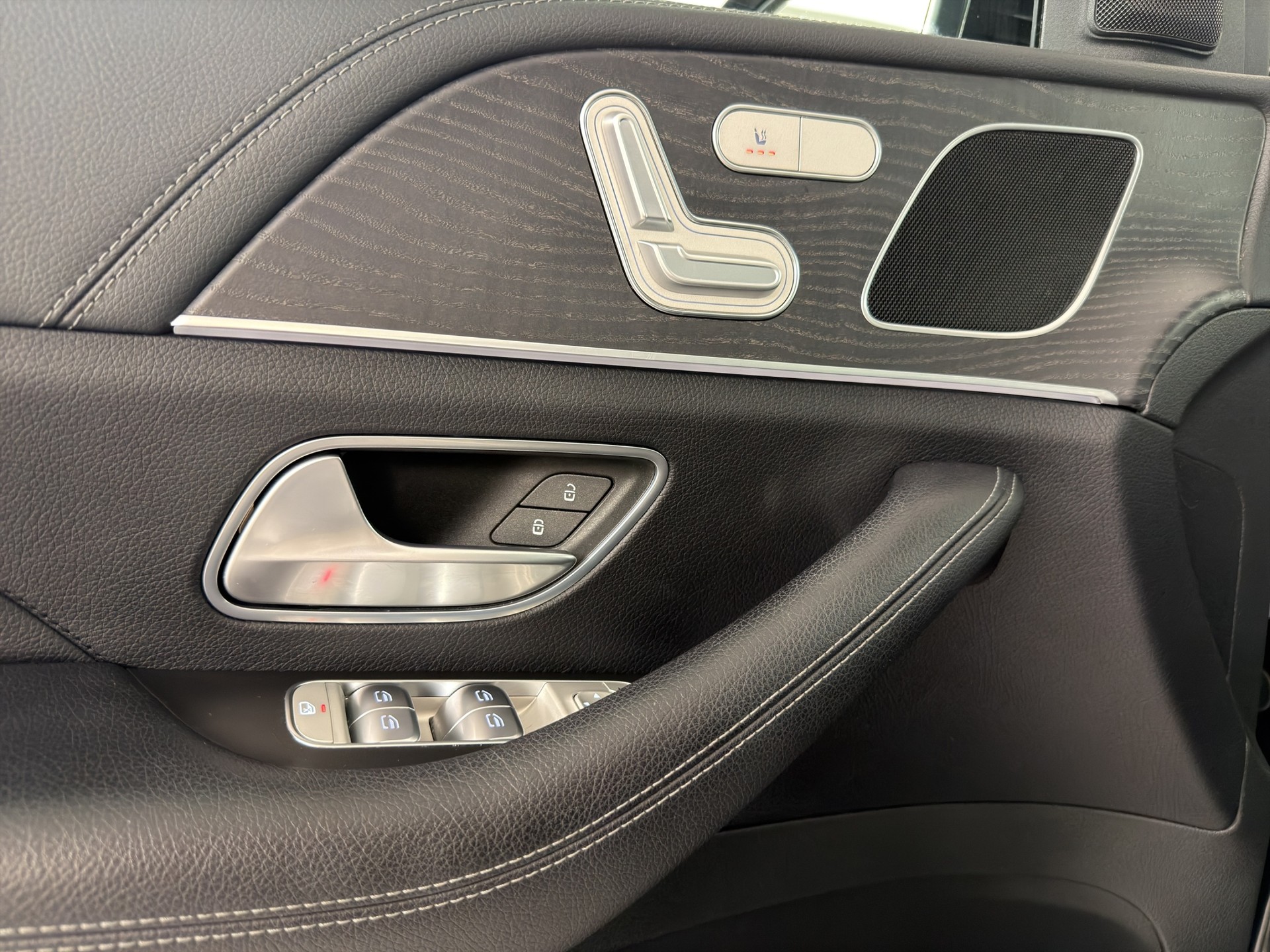 MERCEDES-BENZ GLE-Klasse GLE 300 d AMG Line 4matic-image-12