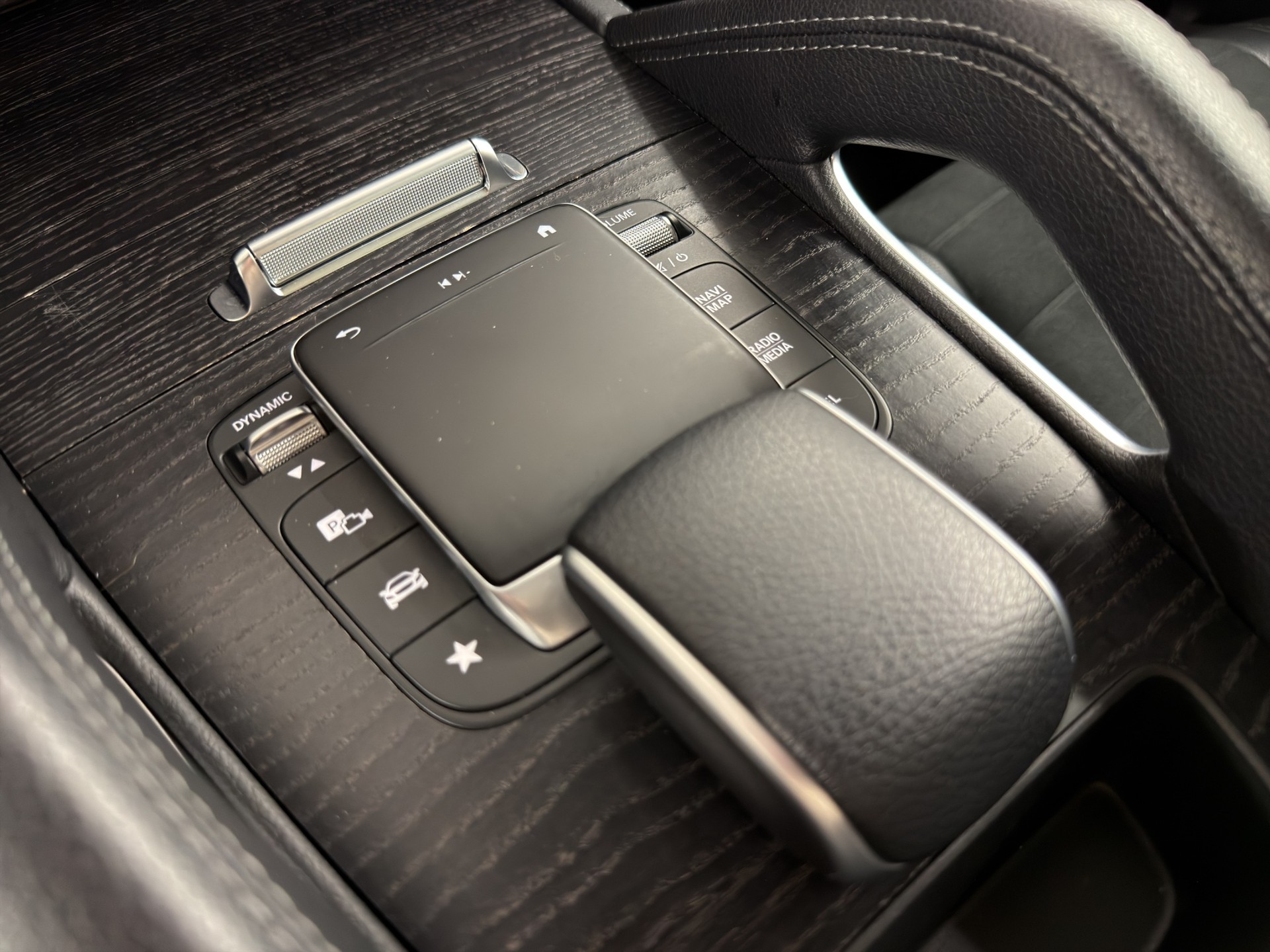MERCEDES-BENZ GLE-Klasse GLE 300 d AMG Line 4matic-image-13