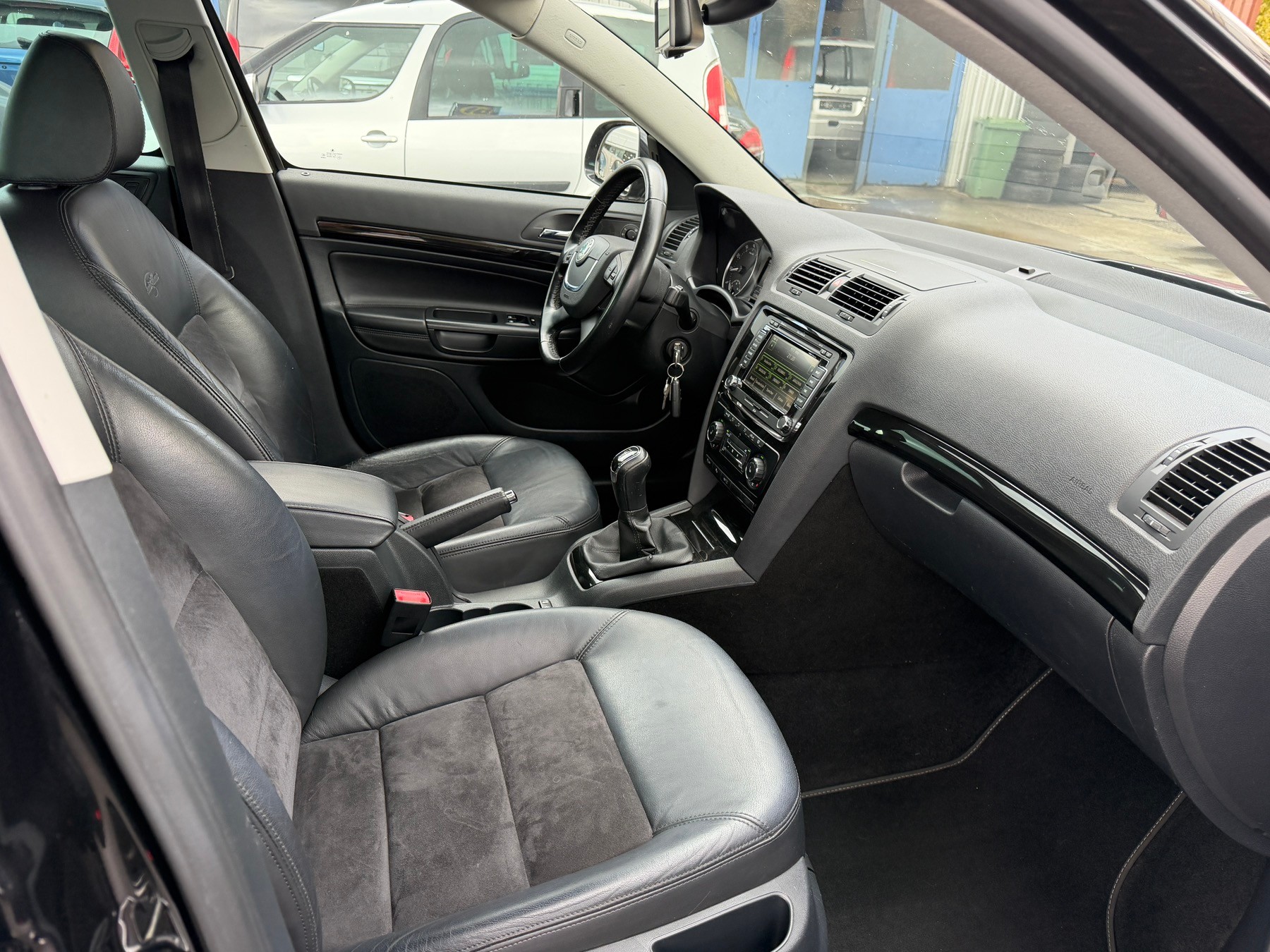 SKODA Octavia Combi 1.8 TSI Laurin & Klement-image-9