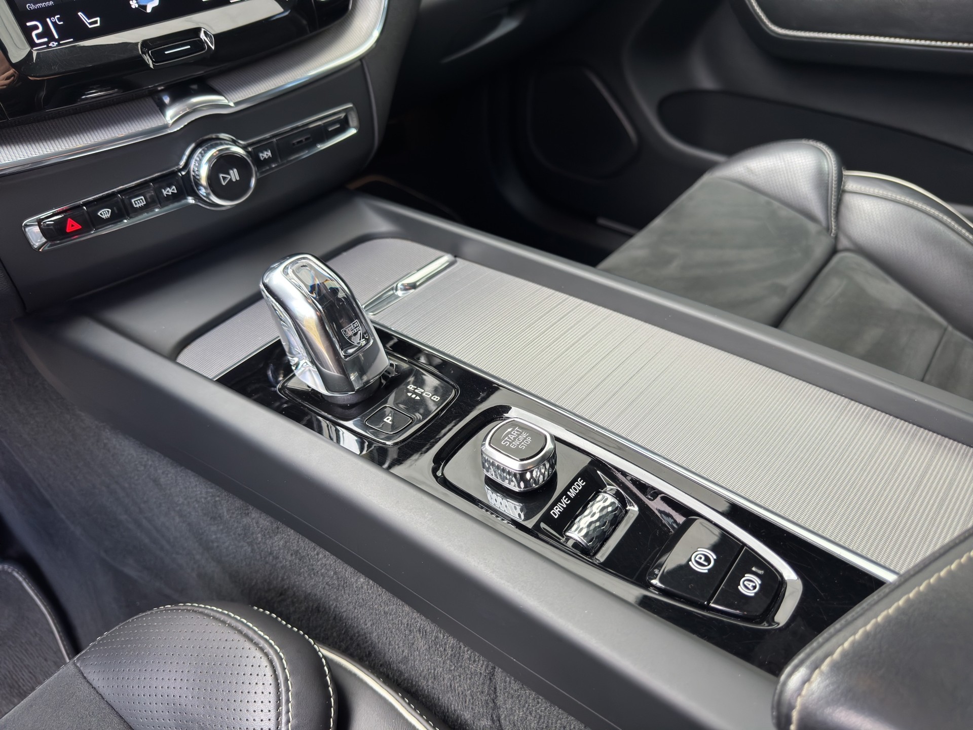 VOLVO XC60 T8 eAWD R-Design Geartronic-image-8