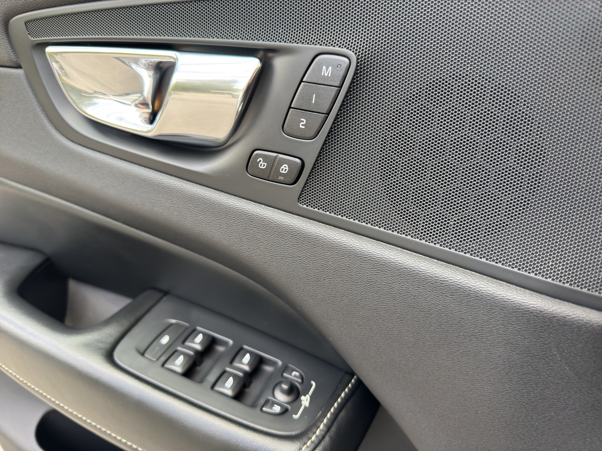 VOLVO XC60 T8 eAWD R-Design Geartronic-image-14