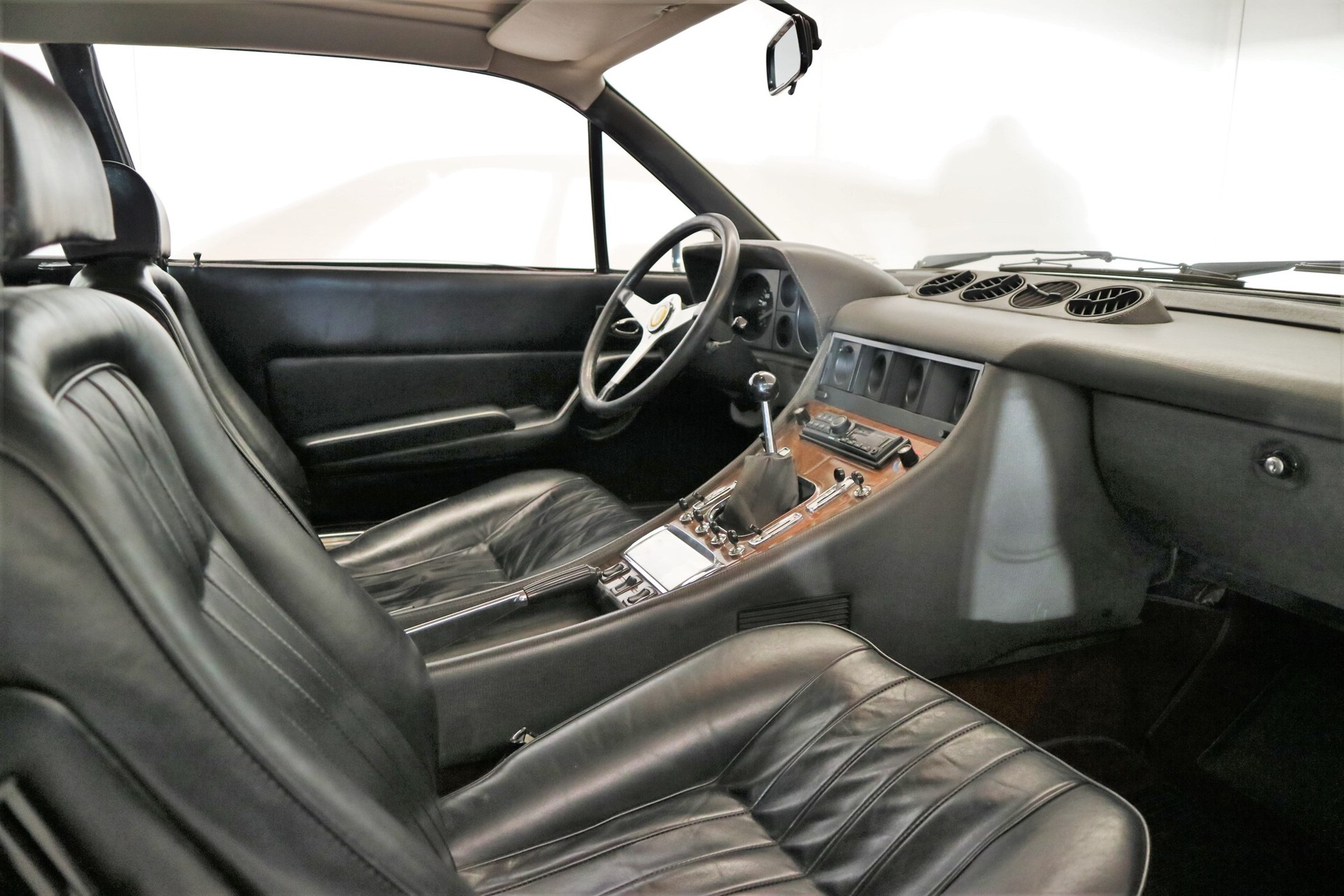 FERRARI 365 GT 4 2+2-image-5