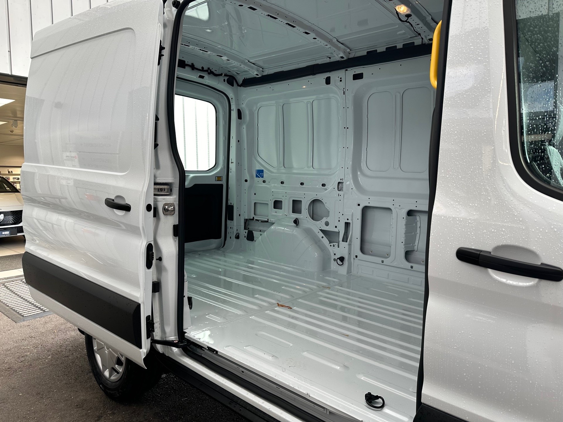 FORD Transit Van 330 L2H2 2.0 EcoBlue 130 Trend MHEV-image-3