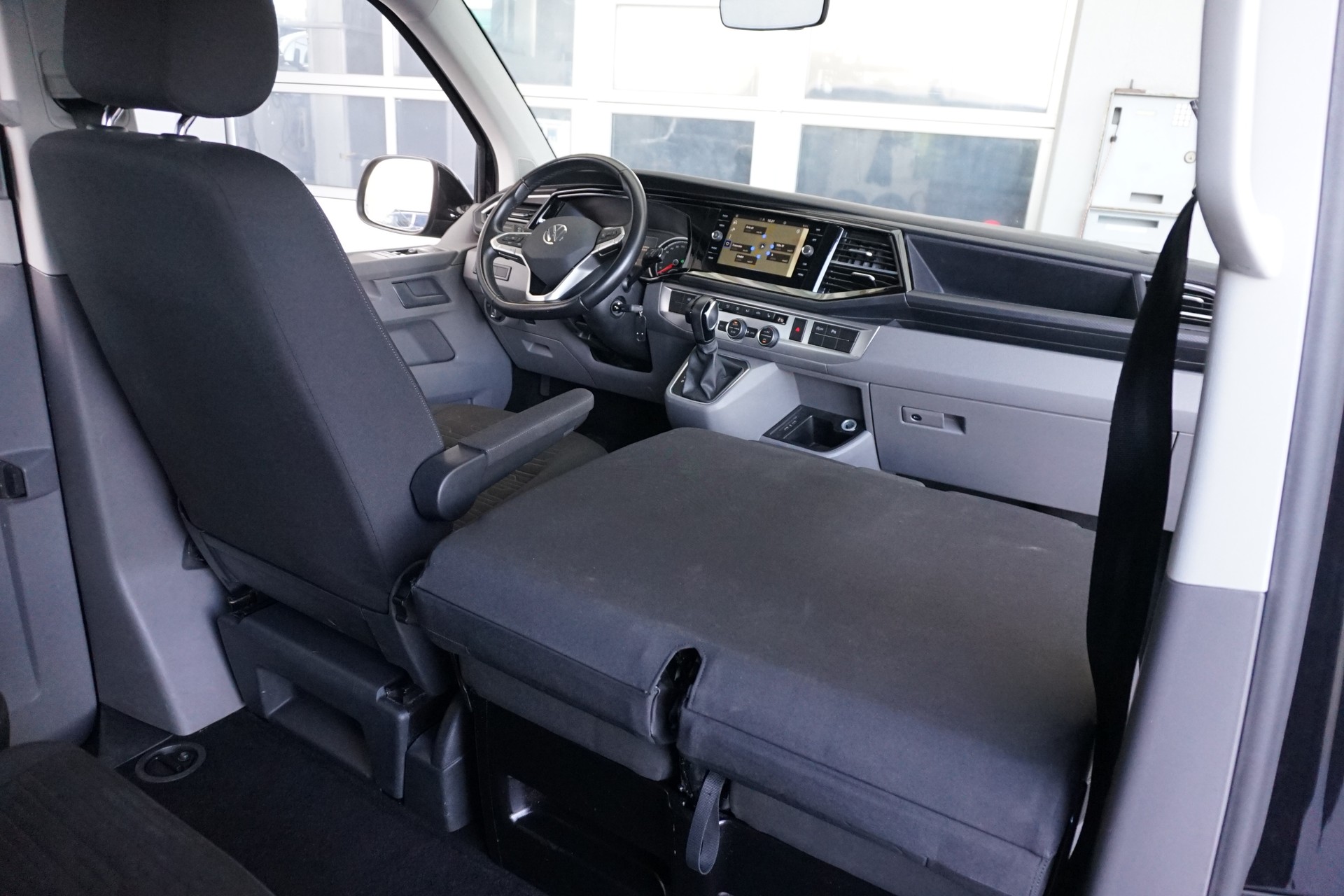 VW T6.1 2.0 TDI 4Motion Caravelle Automat DSG-image-18