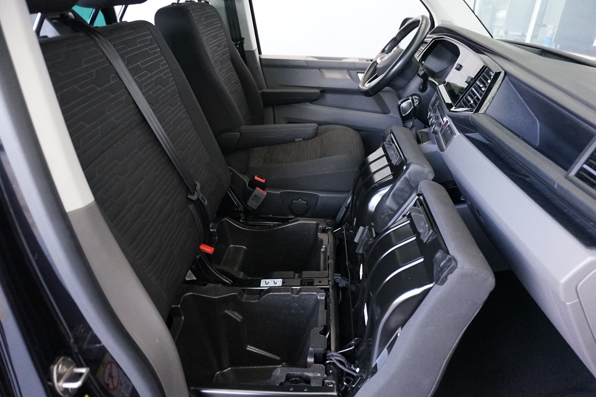 VW T6.1 2.0 TDI 4Motion Caravelle Automat DSG-image-19