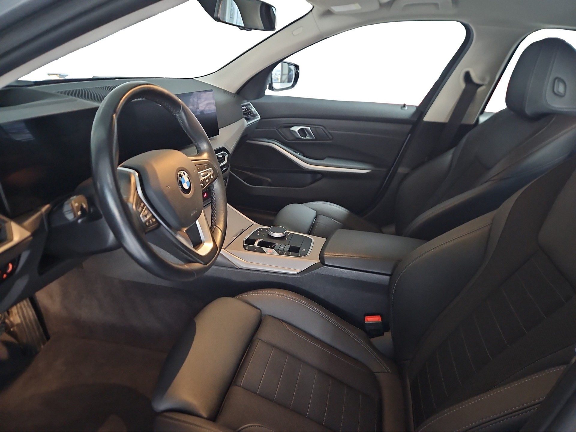 BMW 320d xDrive 48V Touring Steptronic-image-9