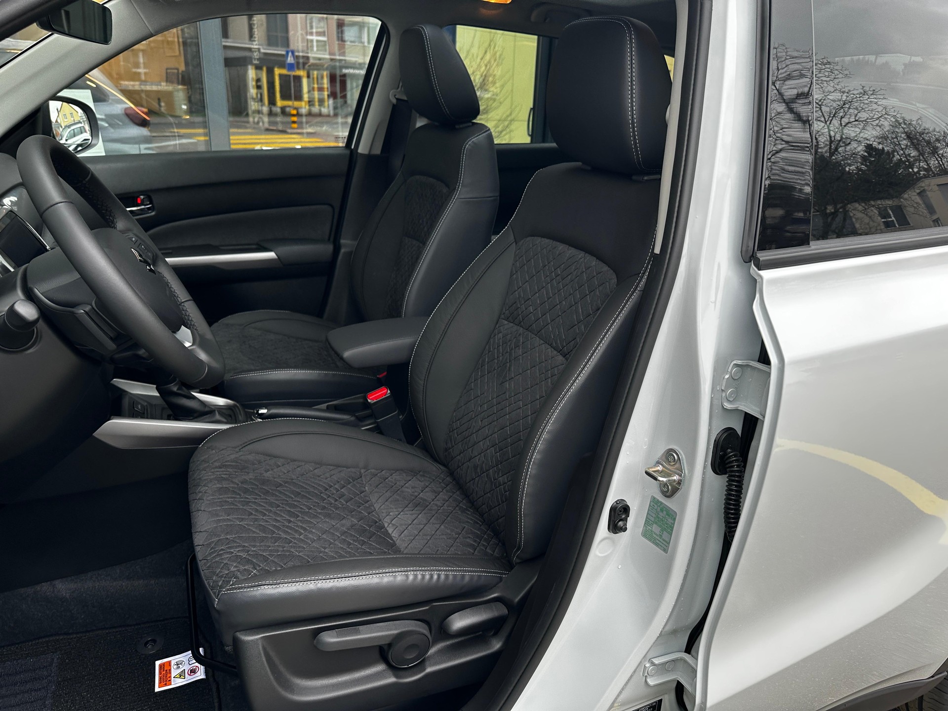 SUZUKI Vitara 1.5 Compact Top Hybrid 4x4-image-8