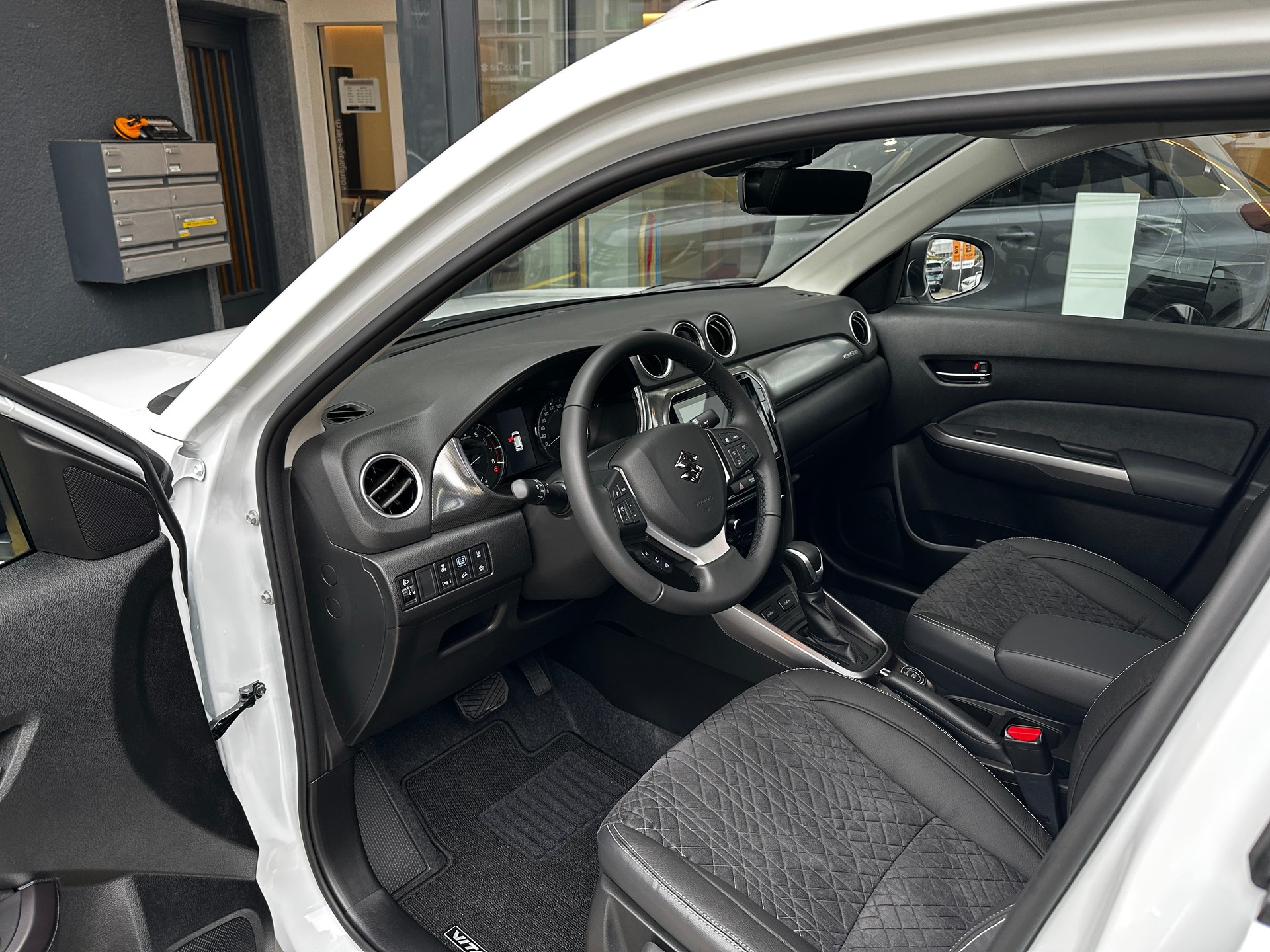 SUZUKI Vitara 1.5 Compact Top Hybrid 4x4-image-10