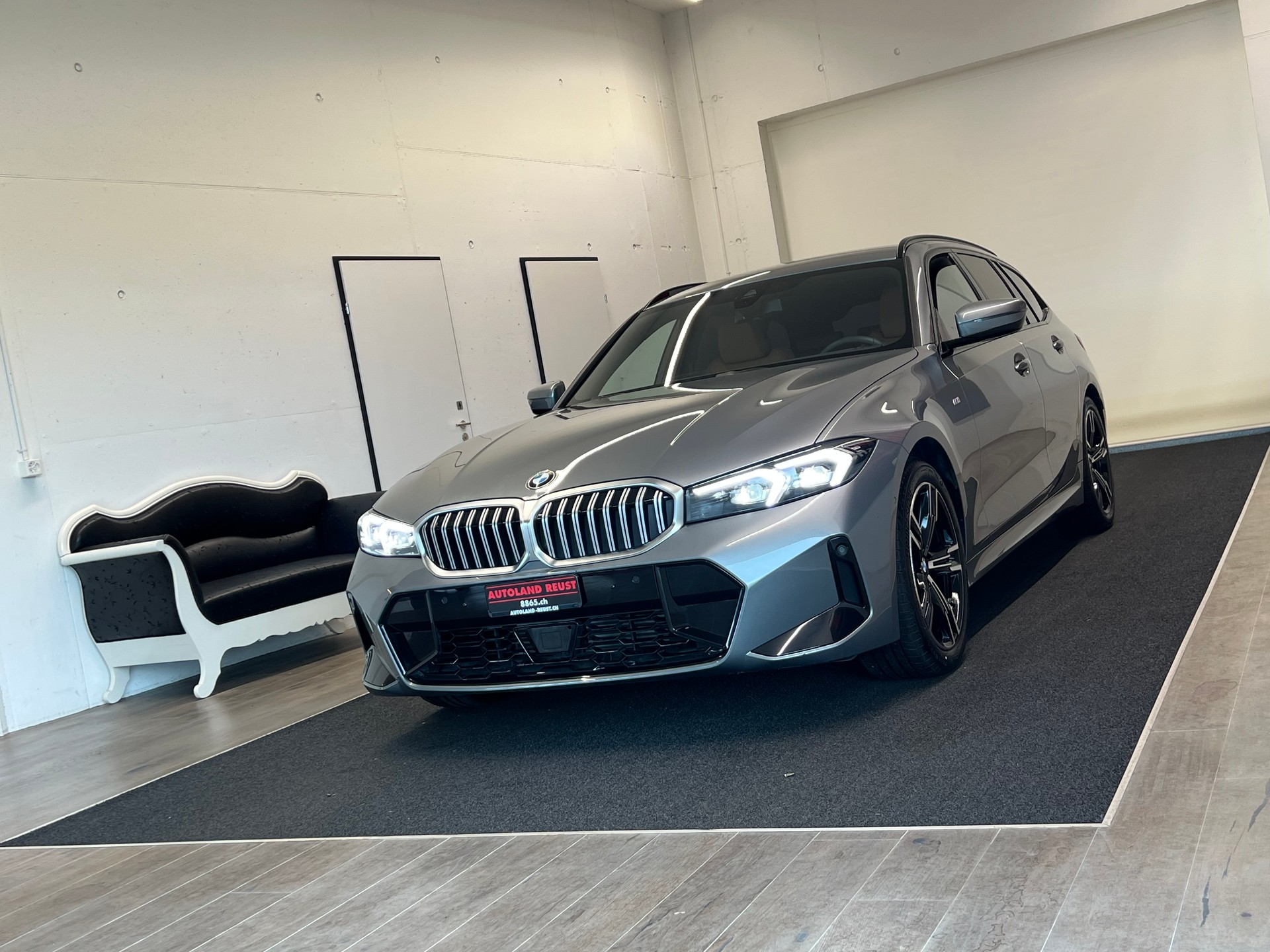 BMW 320d xDrive 48V Touring Steptronic M Sport-image-2