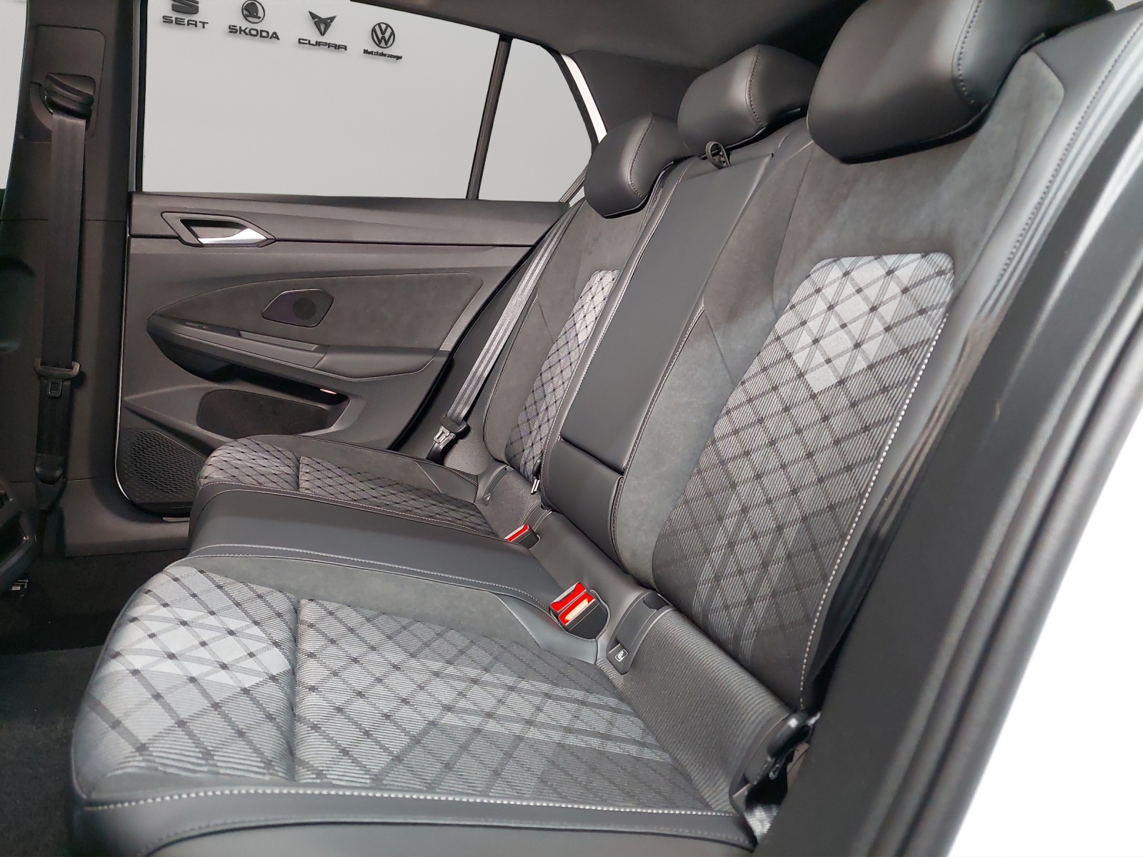 VW VW Golf R-Line-image-8