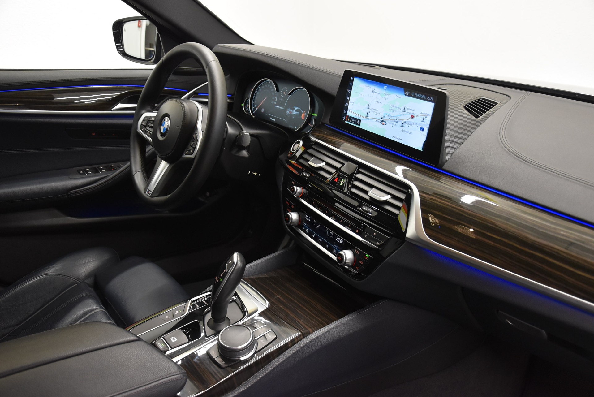 BMW M550i xDrive Steptronic-image-3