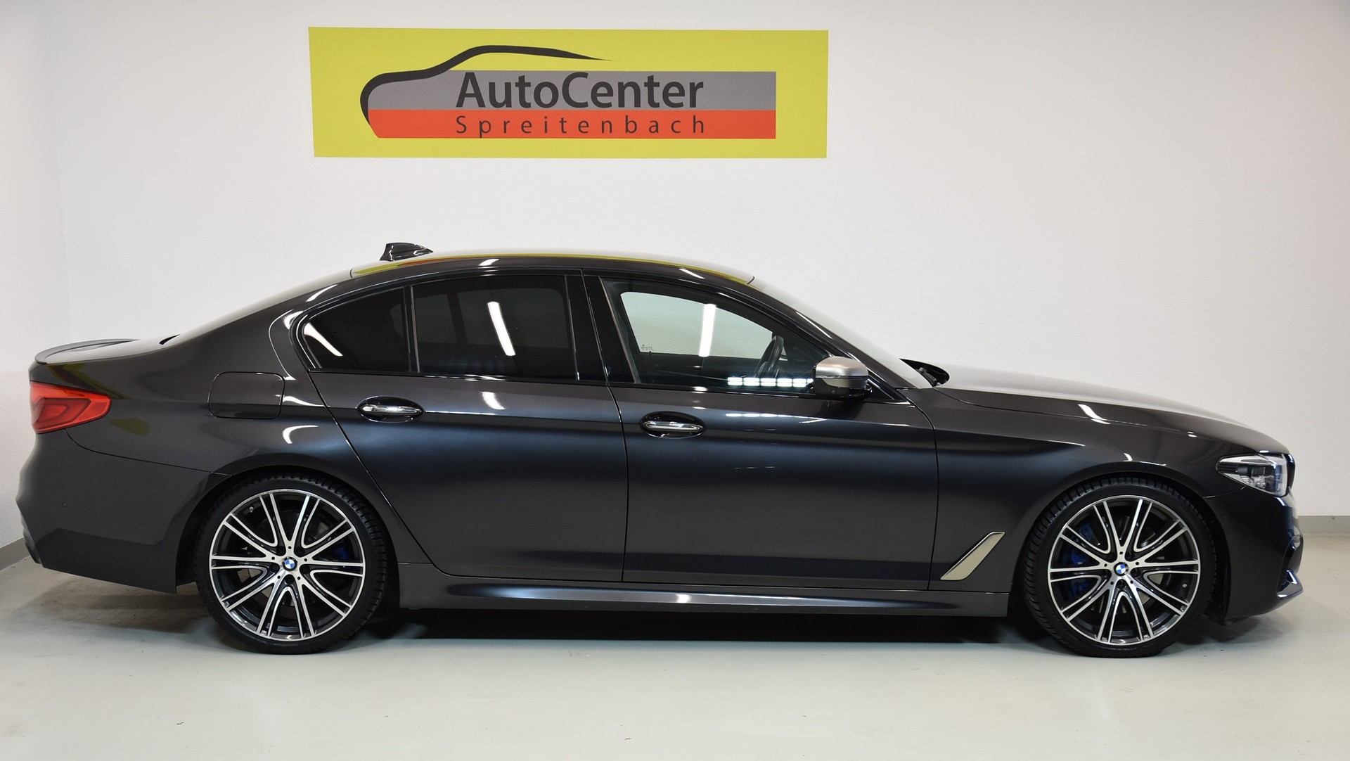 BMW M550i xDrive Steptronic-image-11