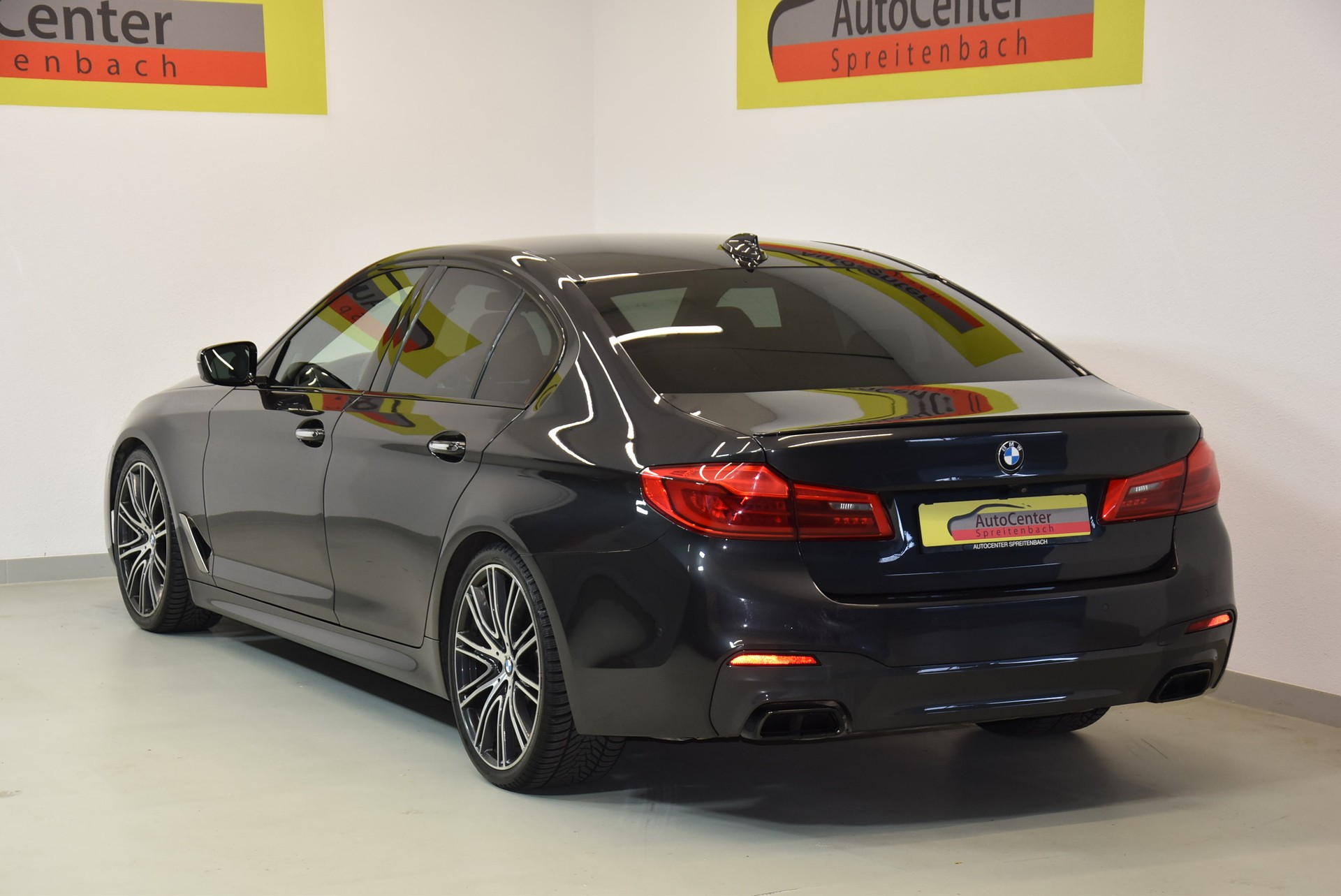 BMW M550i xDrive Steptronic-image-10