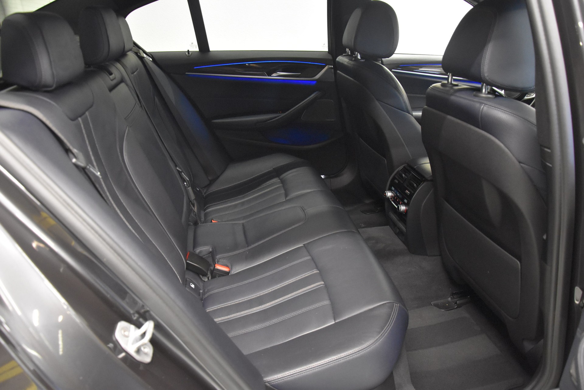 BMW M550i xDrive Steptronic-image-8