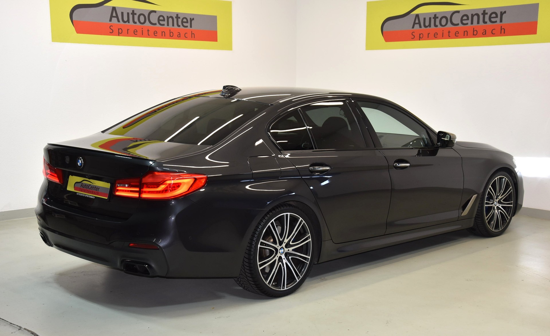 BMW M550i xDrive Steptronic-image-12