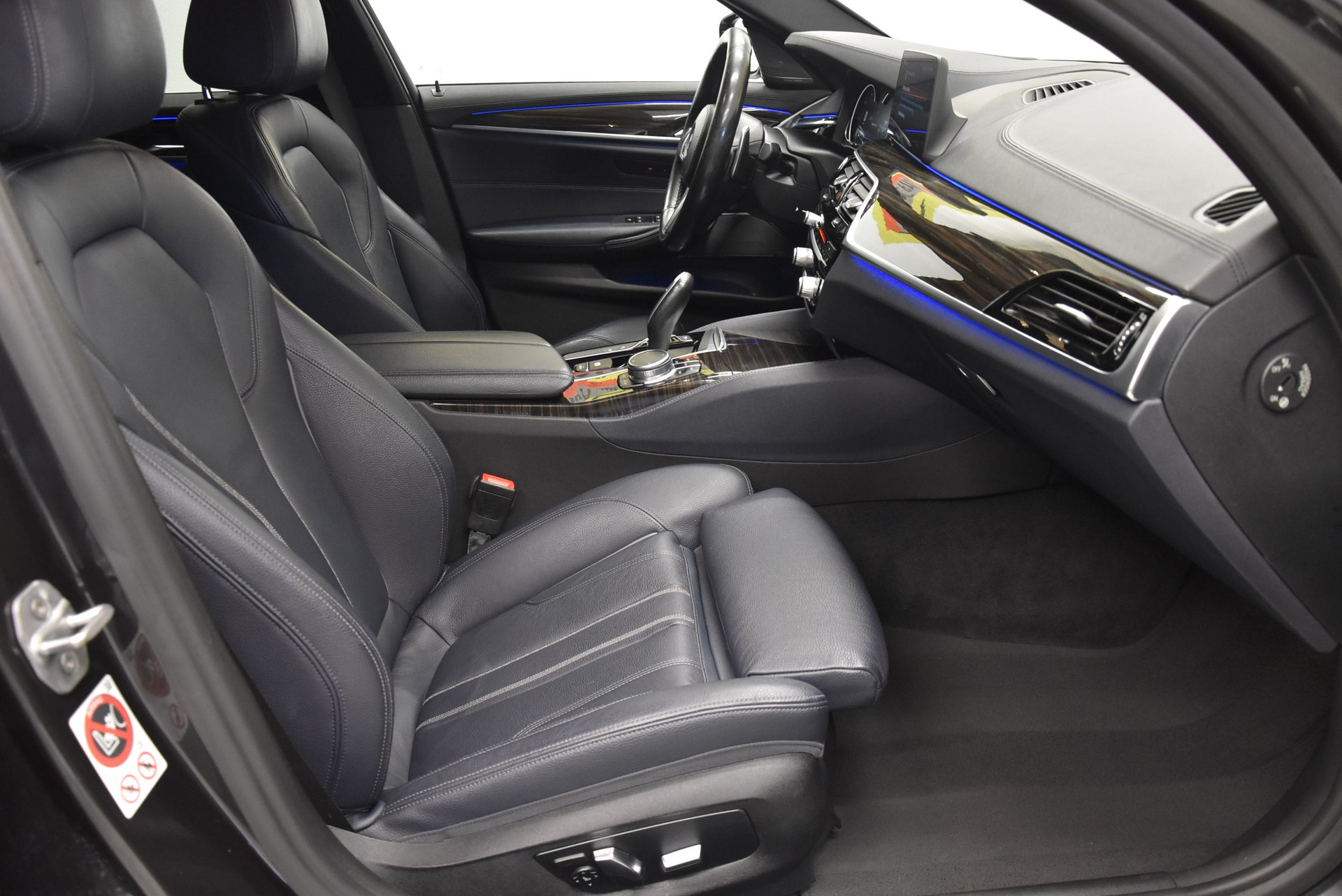 BMW M550i xDrive Steptronic-image-2
