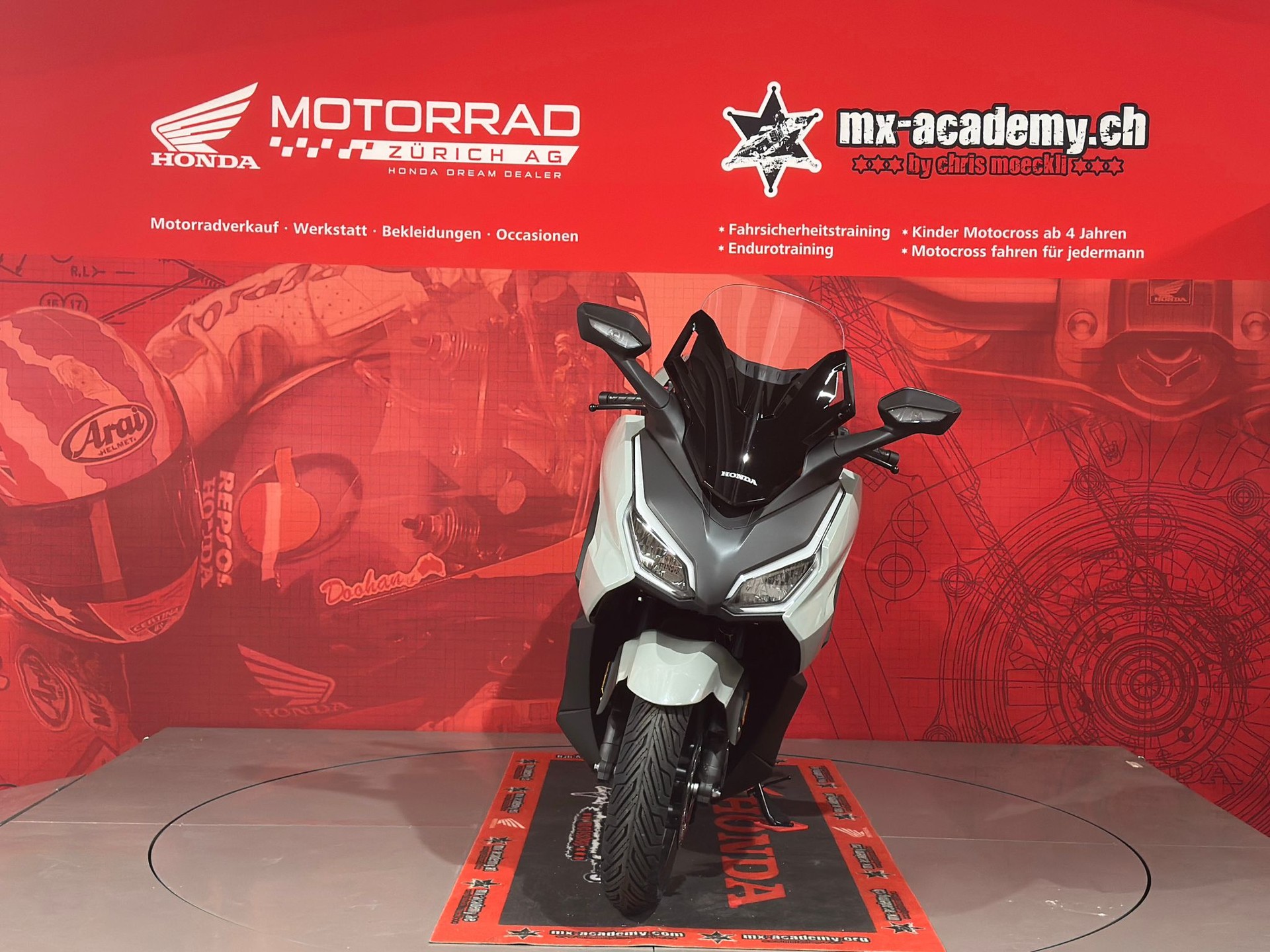 HONDA Forza 350 Smart Top Box 2026*Neufahrzeug**Pearl Falcon Grey**Modell 2026**-showroom-element-2