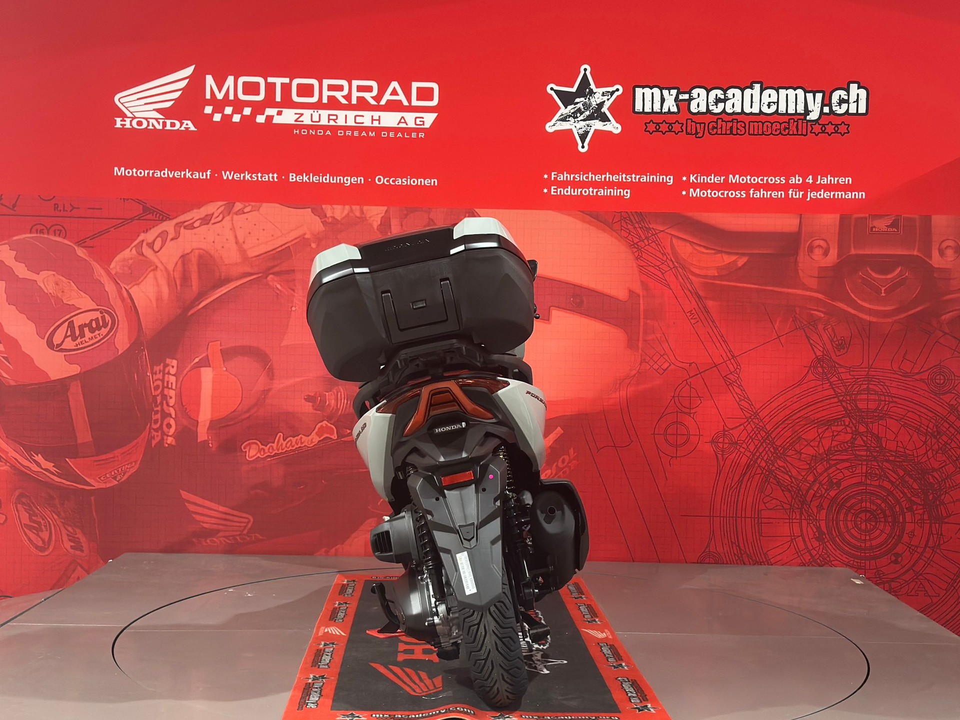 HONDA Forza 350 Smart Top Box 2026*Neufahrzeug**Pearl Falcon Grey**Modell 2026**-showroom-element-3