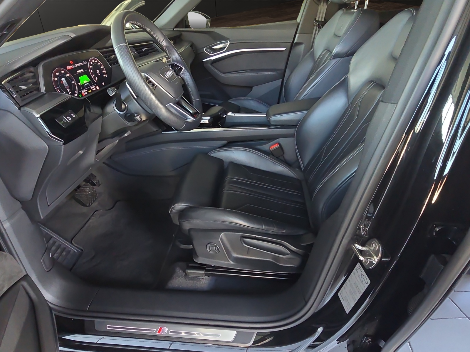 AUDI e-tron 55 S Line quattro-image-8