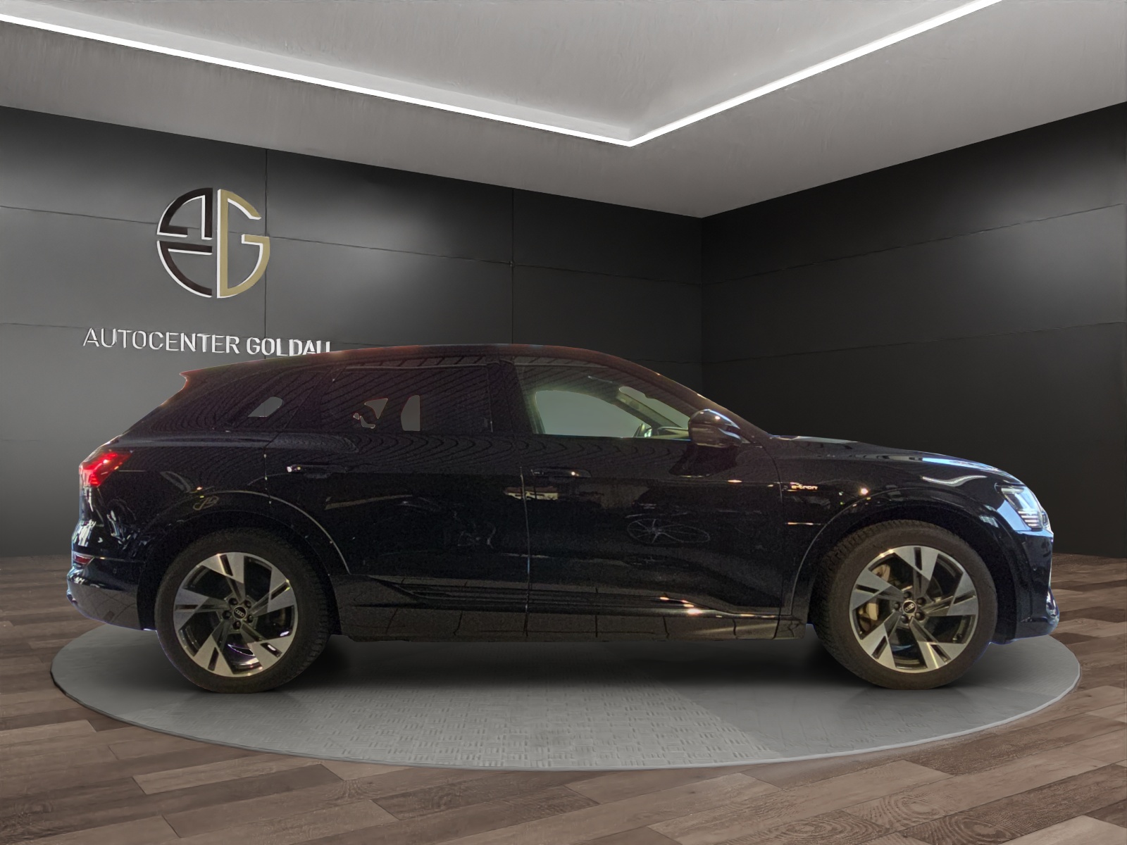 AUDI e-tron 55 S Line quattro-image-4