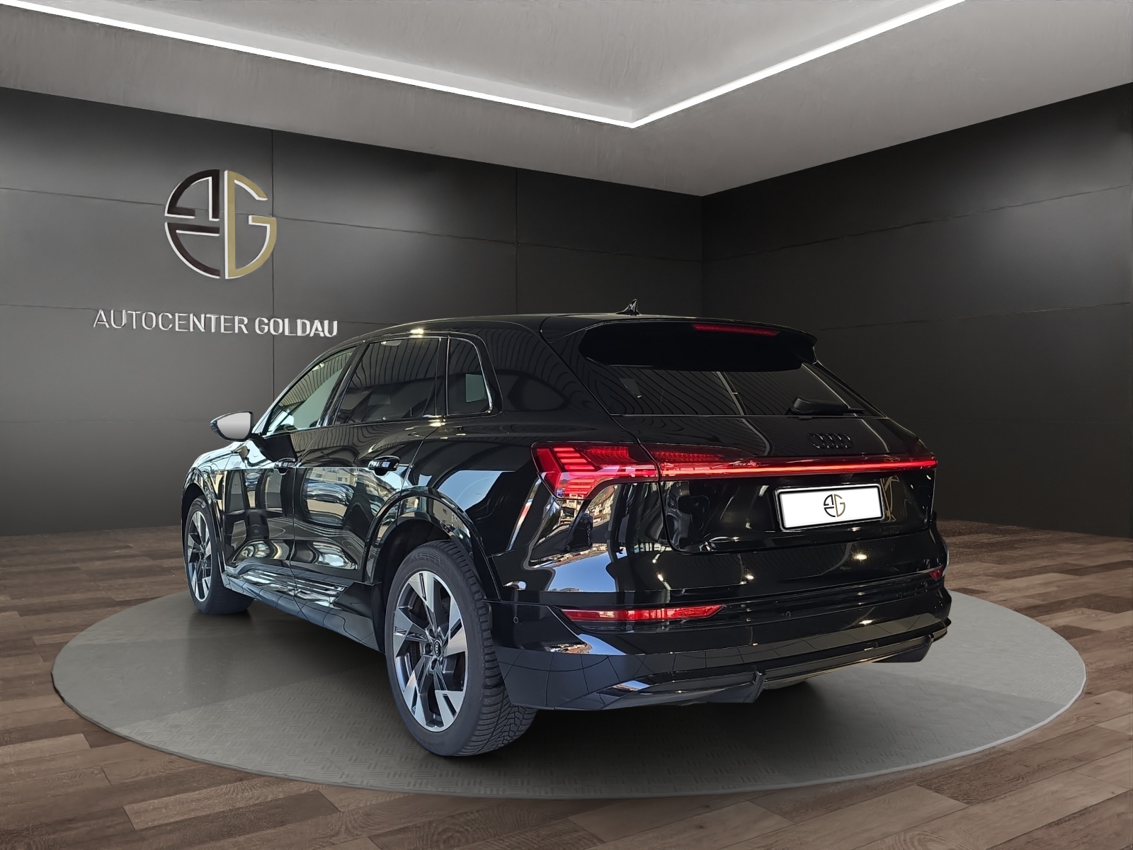 AUDI e-tron 55 S Line quattro-image-1