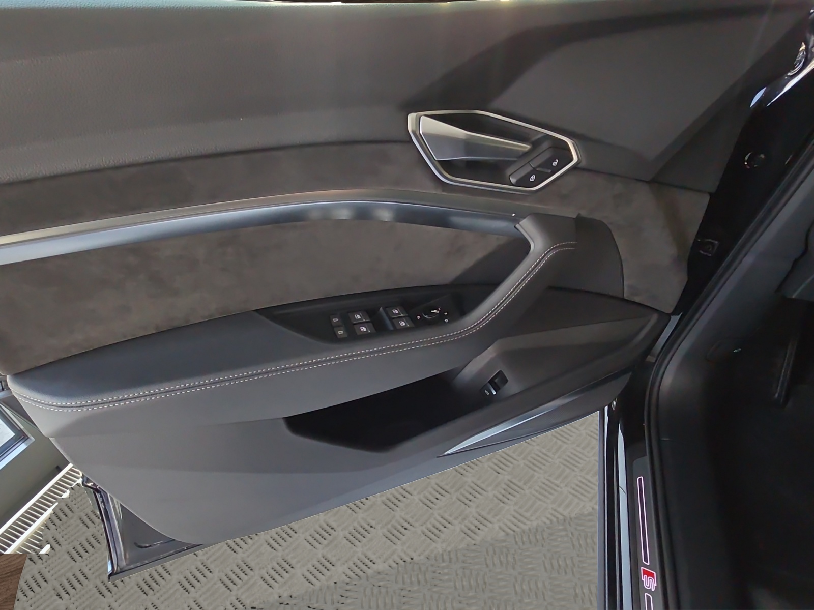 AUDI e-tron 55 S Line quattro-image-10