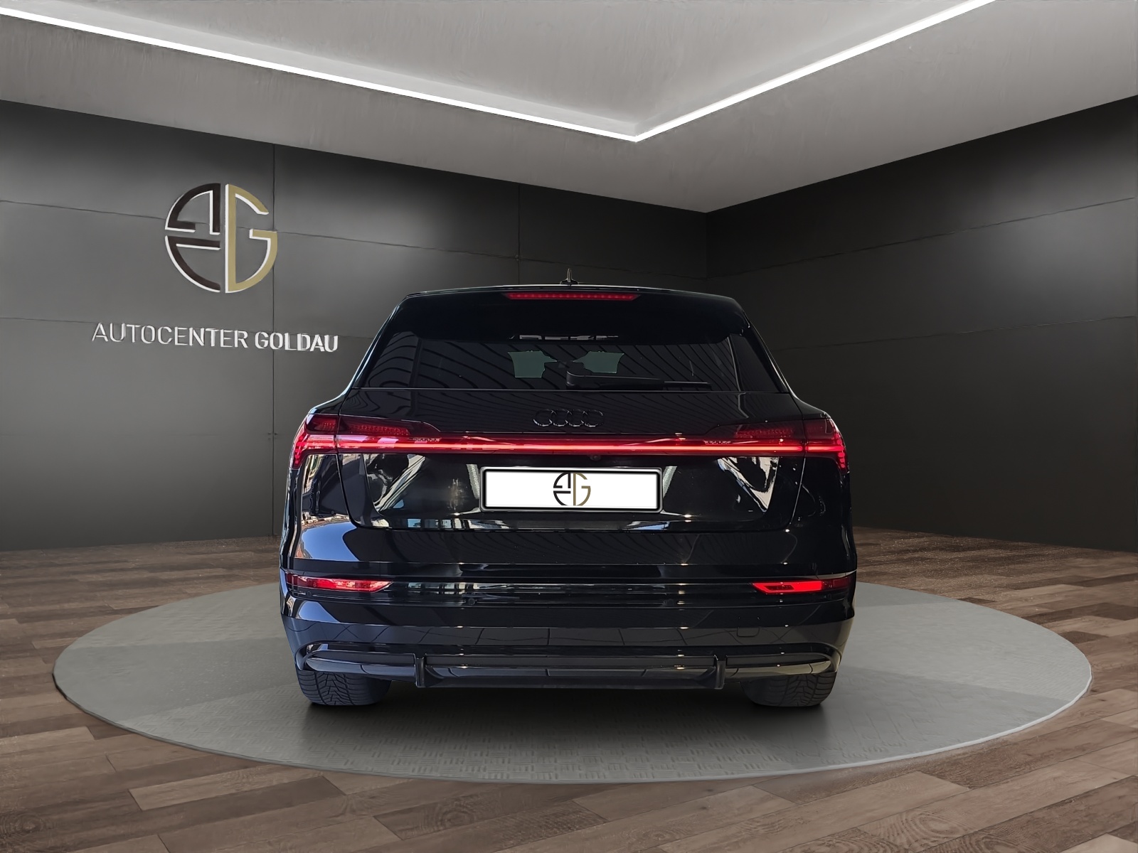 AUDI e-tron 55 S Line quattro-image-2
