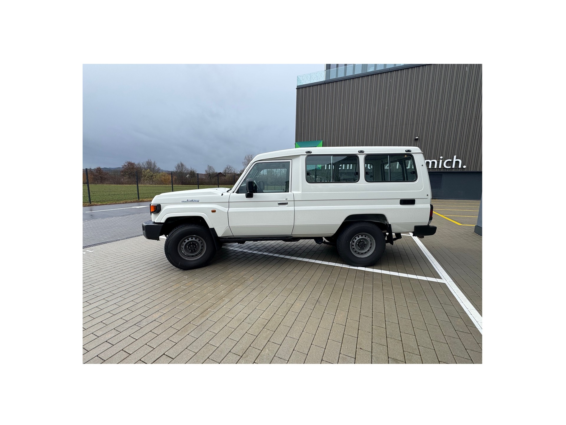 TOYOTA Land Cruiser GRJ78 4.0 V6-image-2