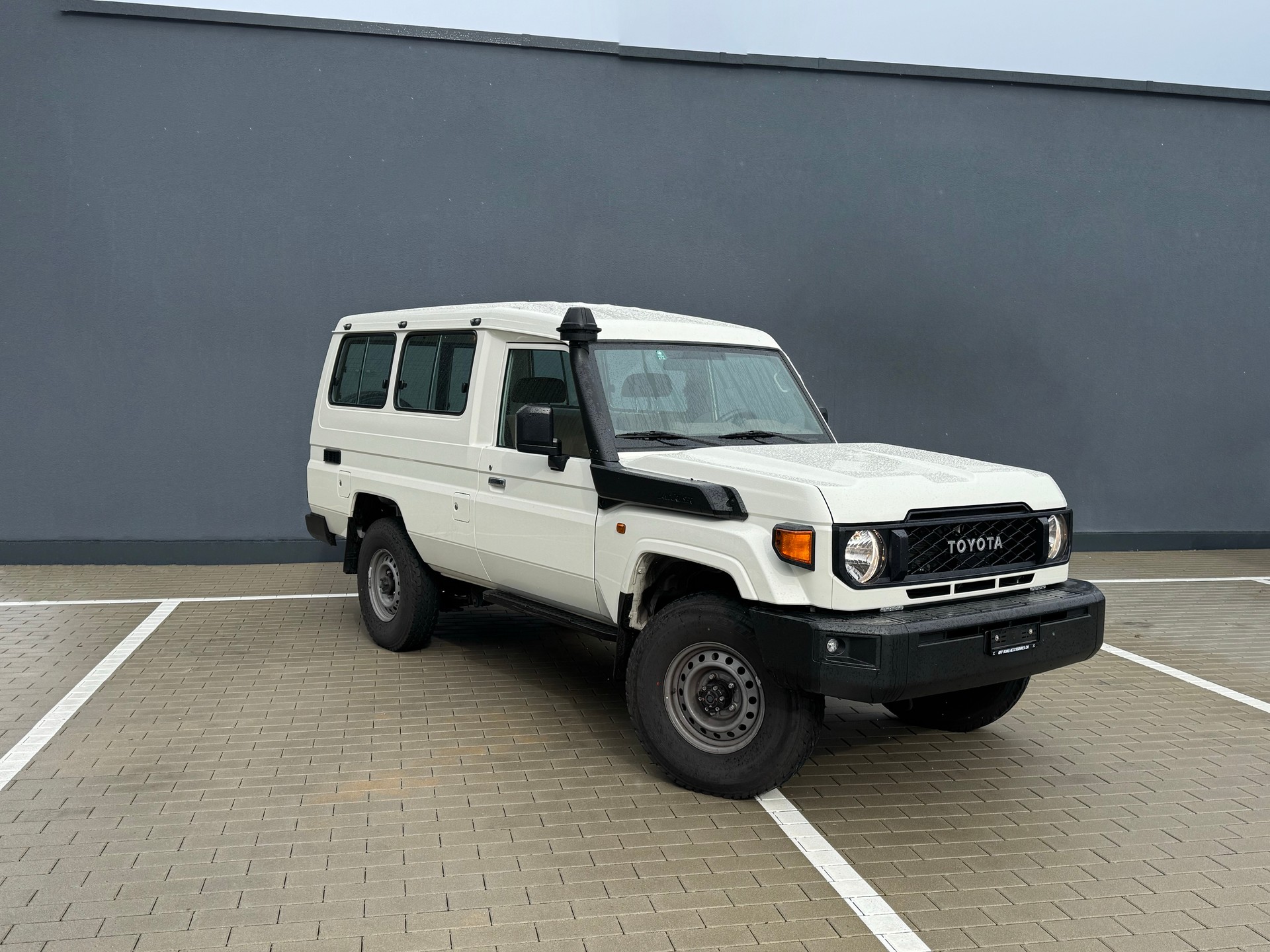 TOYOTA Land Cruiser GRJ78 4.0 V6-image-1
