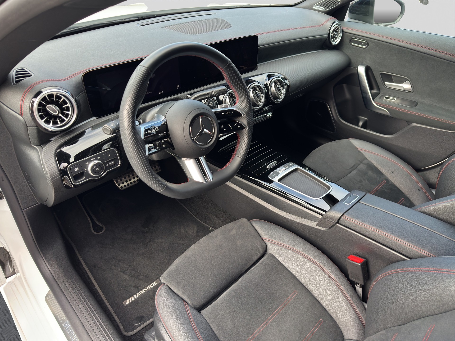 MERCEDES-BENZ CLA 200 AMG Night 7G-DCT-image-6
