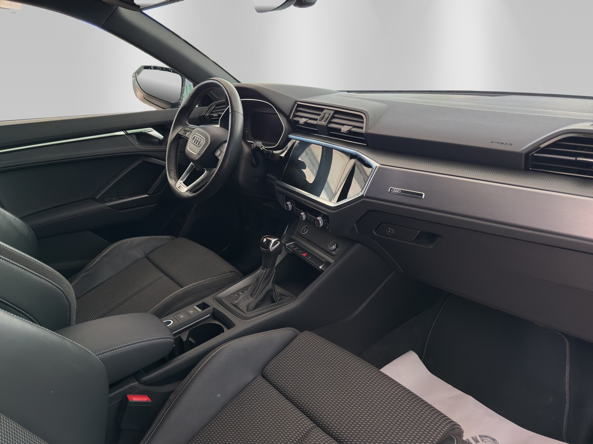 AUDI Q3 45 TFSI e S line Attraction S-tronic-image-12
