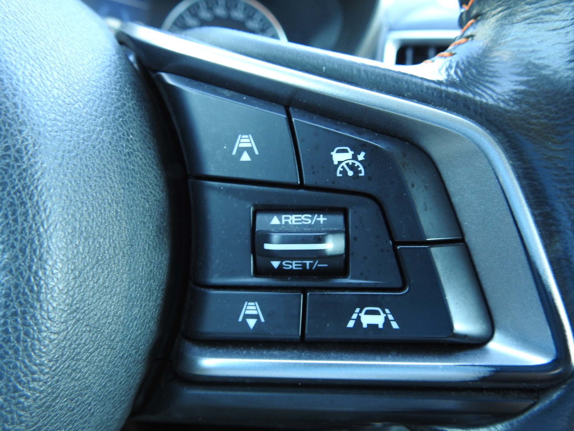 SUBARU XV 2.0 Luxury AWD Lineartronic-image-27