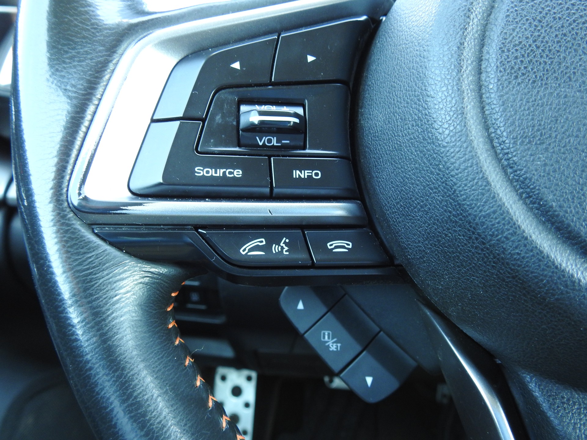 SUBARU XV 2.0 Luxury AWD Lineartronic-image-28