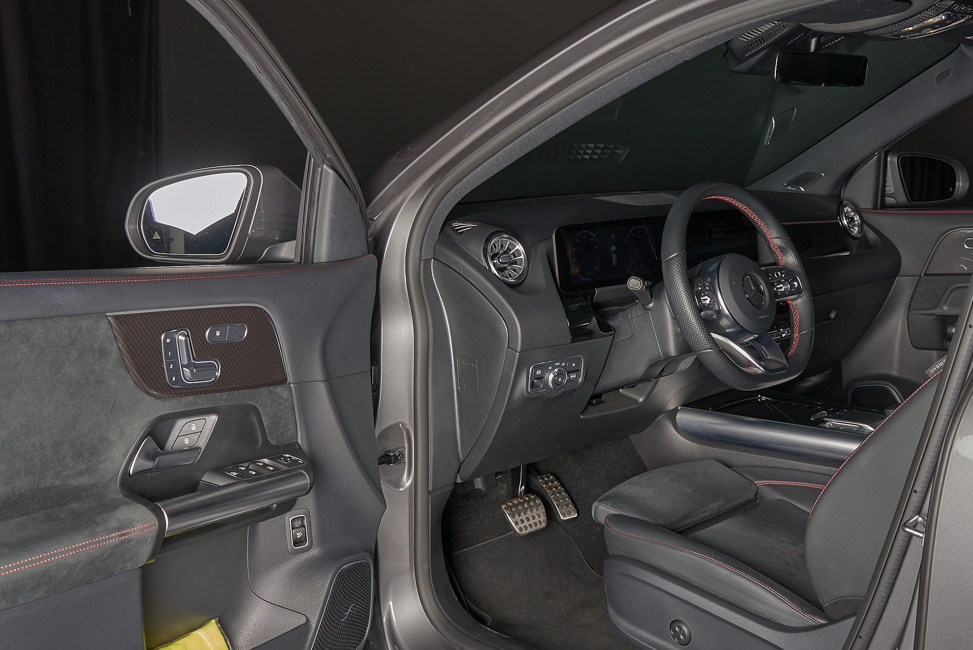 MERCEDES-BENZ GLA 250 4Matic AMG Line 8G-DCT-image-13