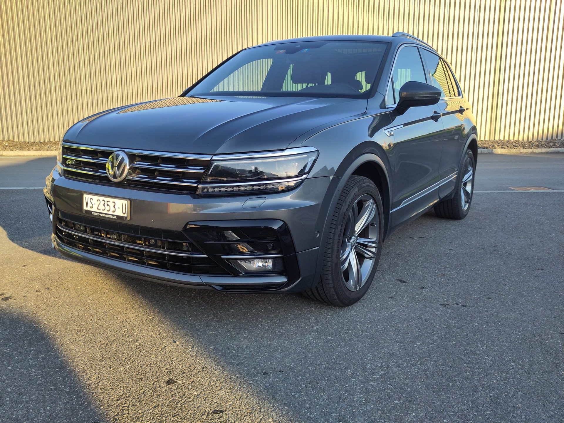 VW Tiguan 2.0TSI Highline 4Motion DSG-showroom-element-1