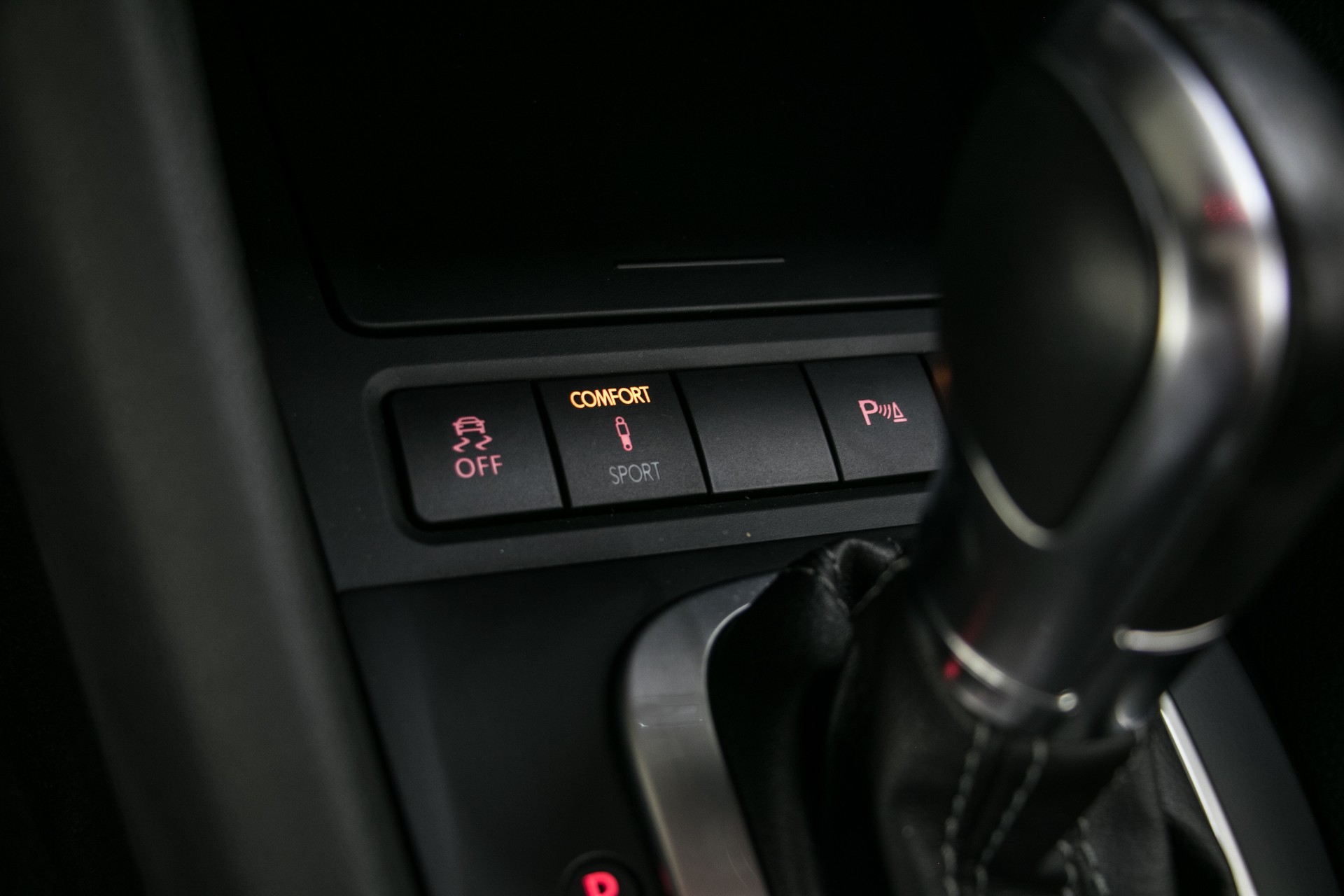 VW Golf Cabrio 2.0 TSI R DSG-image-11