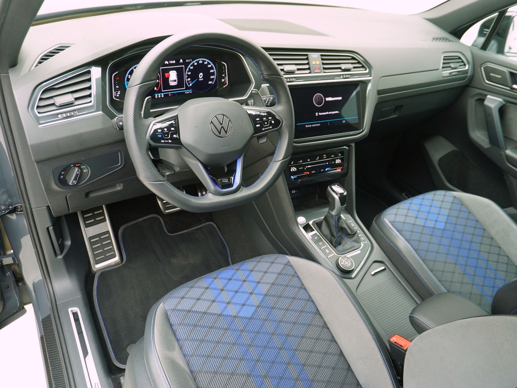 VW Tiguan 2.0 TSI DSG R Black Style 4Motion-image-8