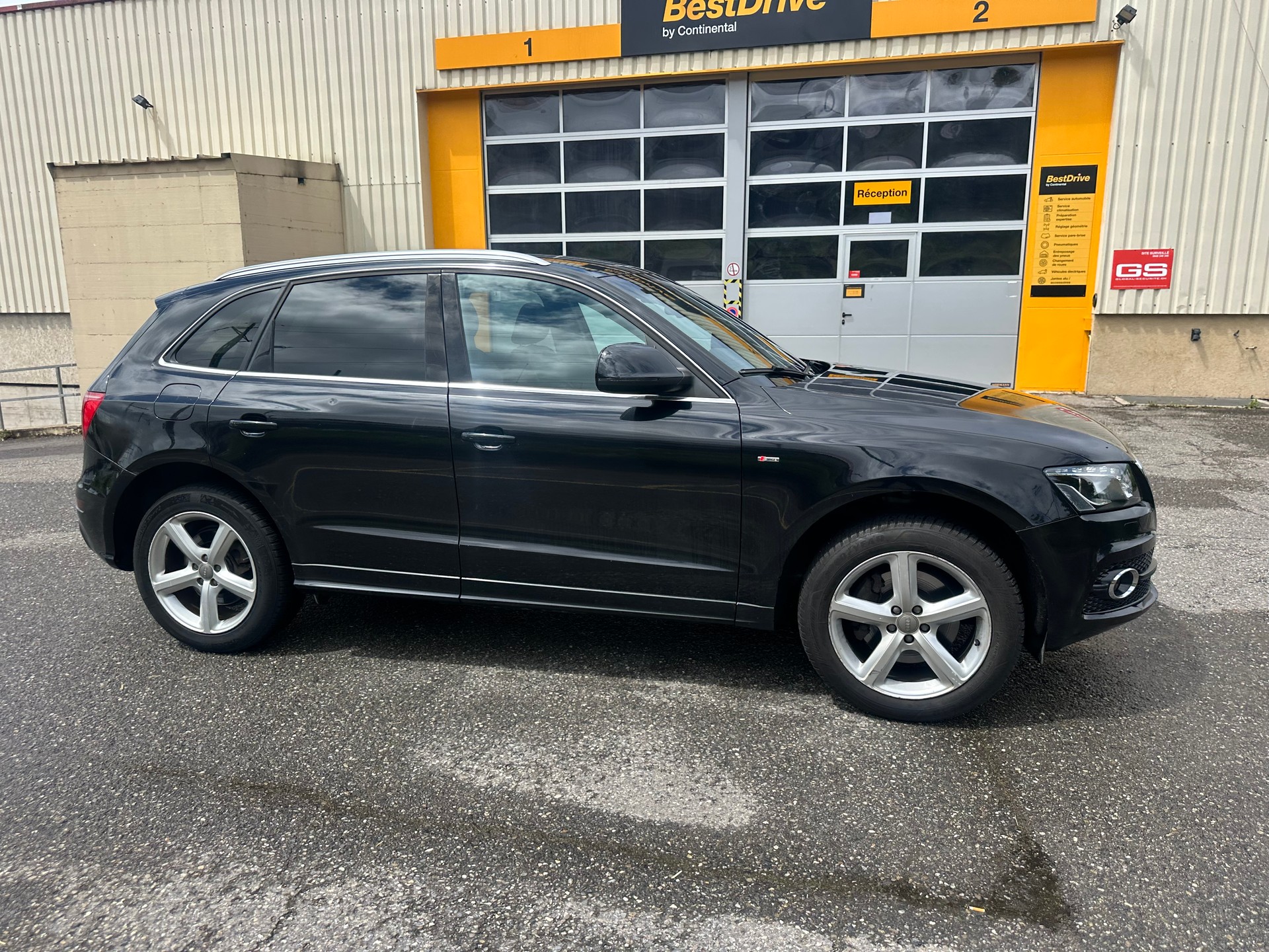 AUDI Q5 3.2 FSI quattro S-tronic-image-12