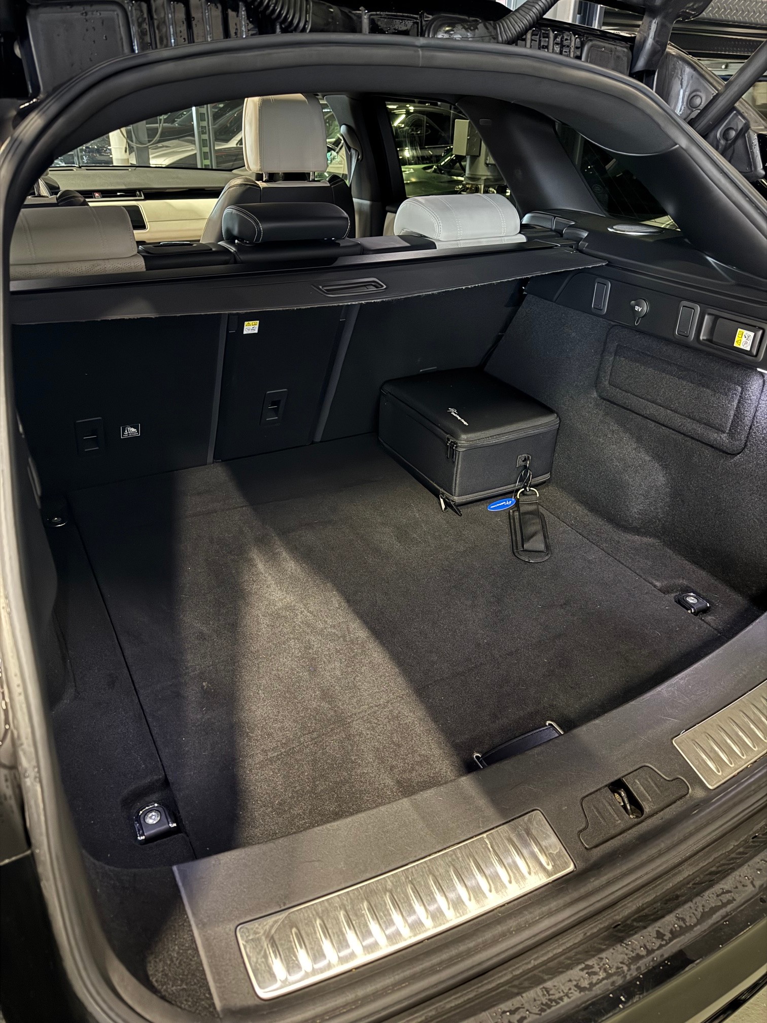 LAND ROVER Range Rover Velar R-Dynamic D 275 Automatic-image-12