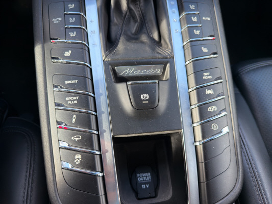 PORSCHE Macan Turbo-image-9
