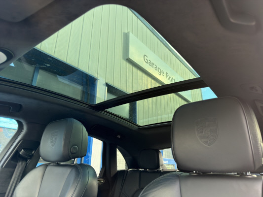 PORSCHE Macan Turbo-image-8