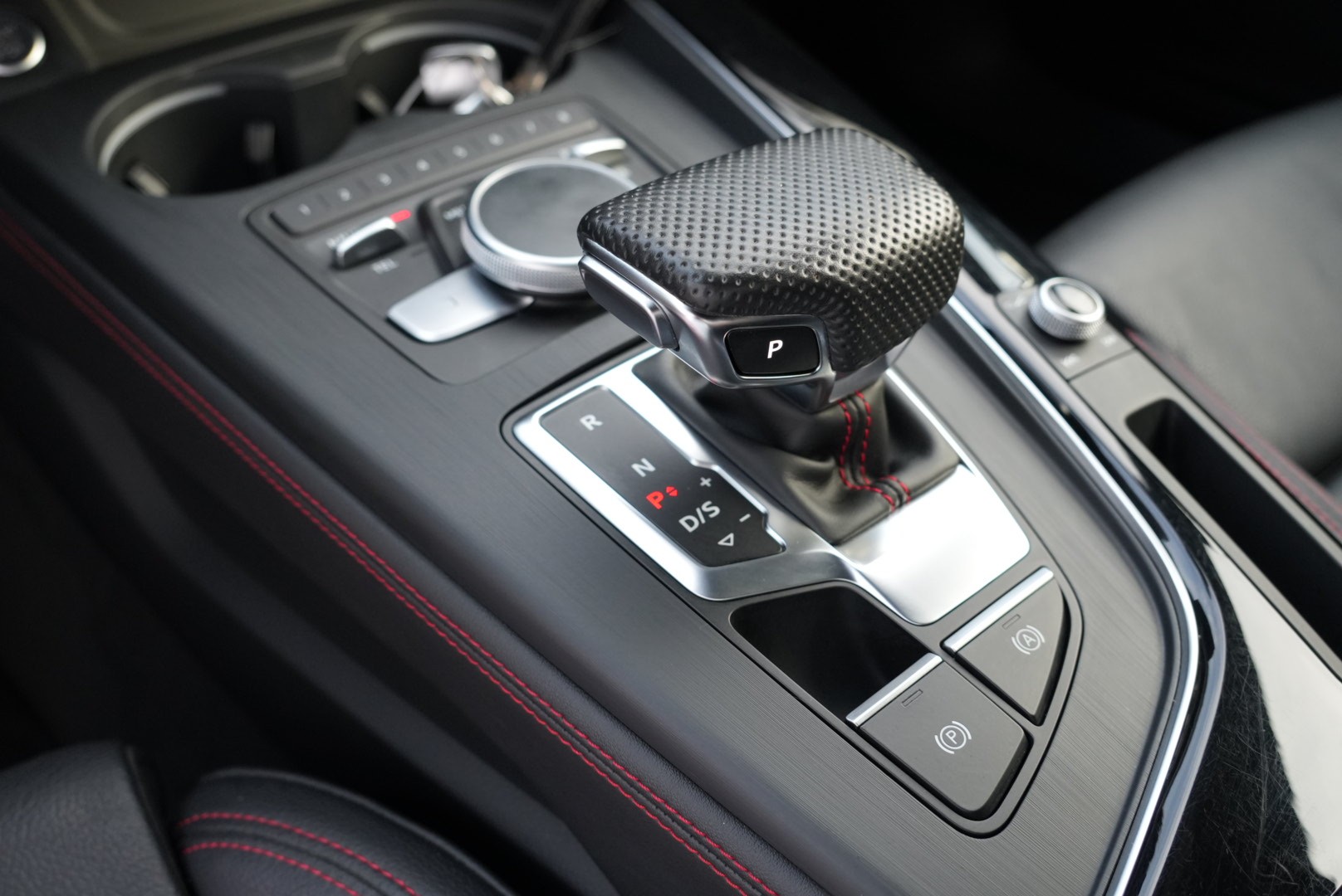 AUDI A4 Avant 40 TDI Sport quattro S-tronic (CH)-image-18