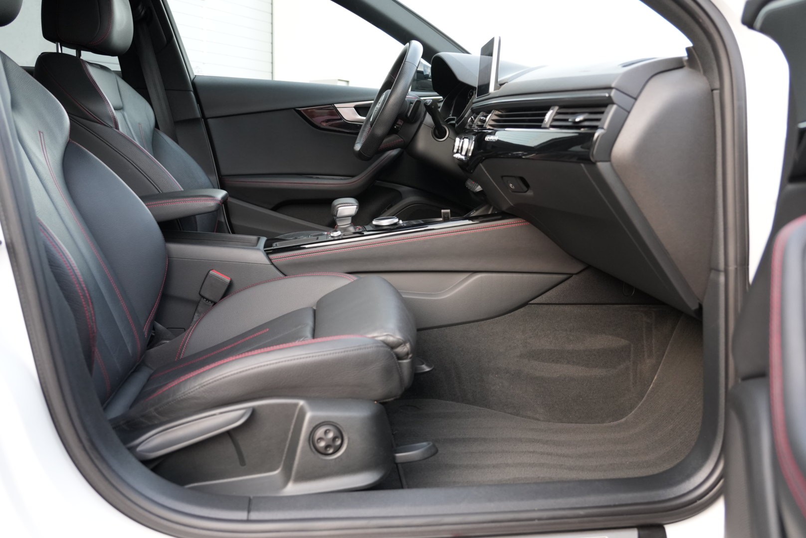 AUDI A4 Avant 40 TDI Sport quattro S-tronic (CH)-image-13