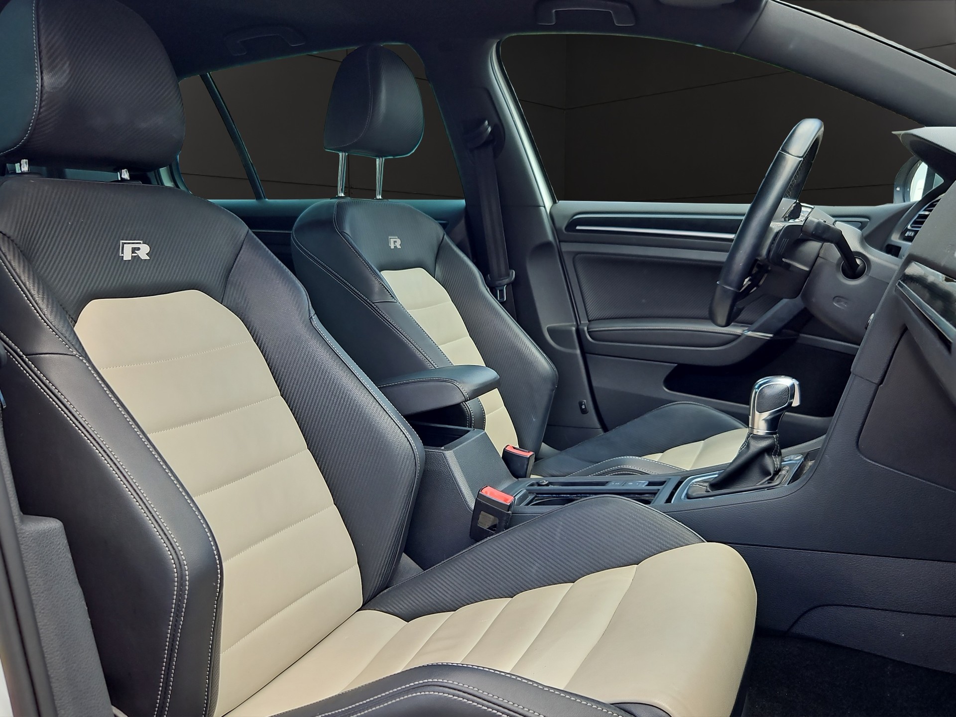 VW Golf 2.0 TSI R 4Motion DSG-image-17