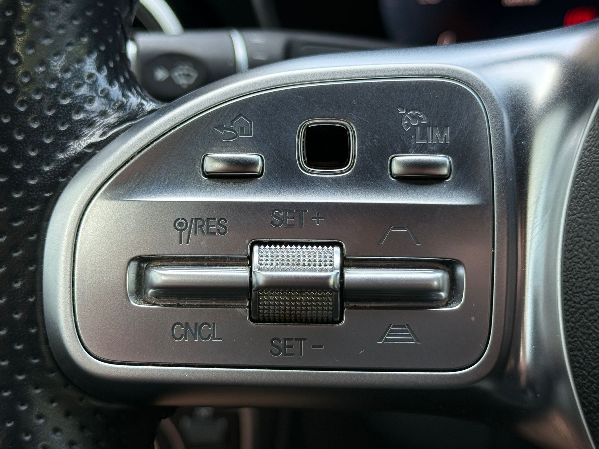MERCEDES-BENZ C 220 d AMG Line 4matic-image-17