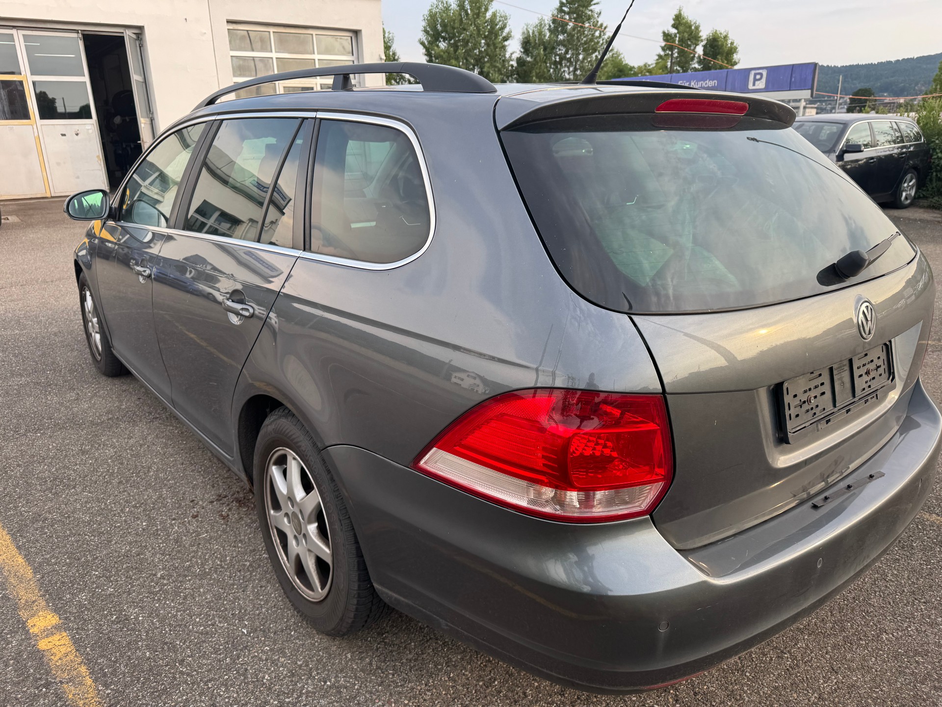 VW Golf Variant 2.0 TDI Sportline DSG-image-3