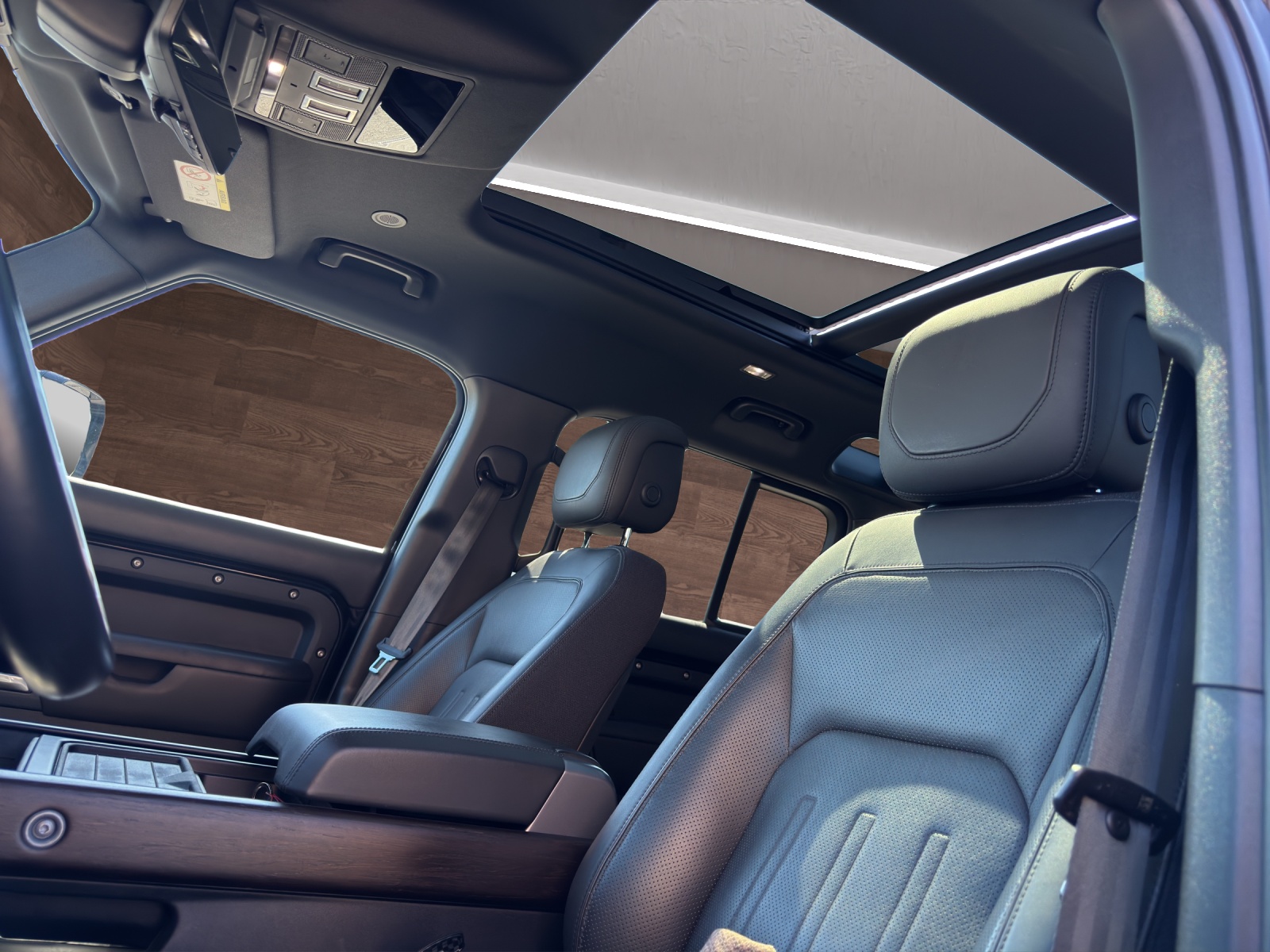 LAND ROVER Defender 110 3.0 D I6 300 X-Dynamic SE AWD AT8-image-15